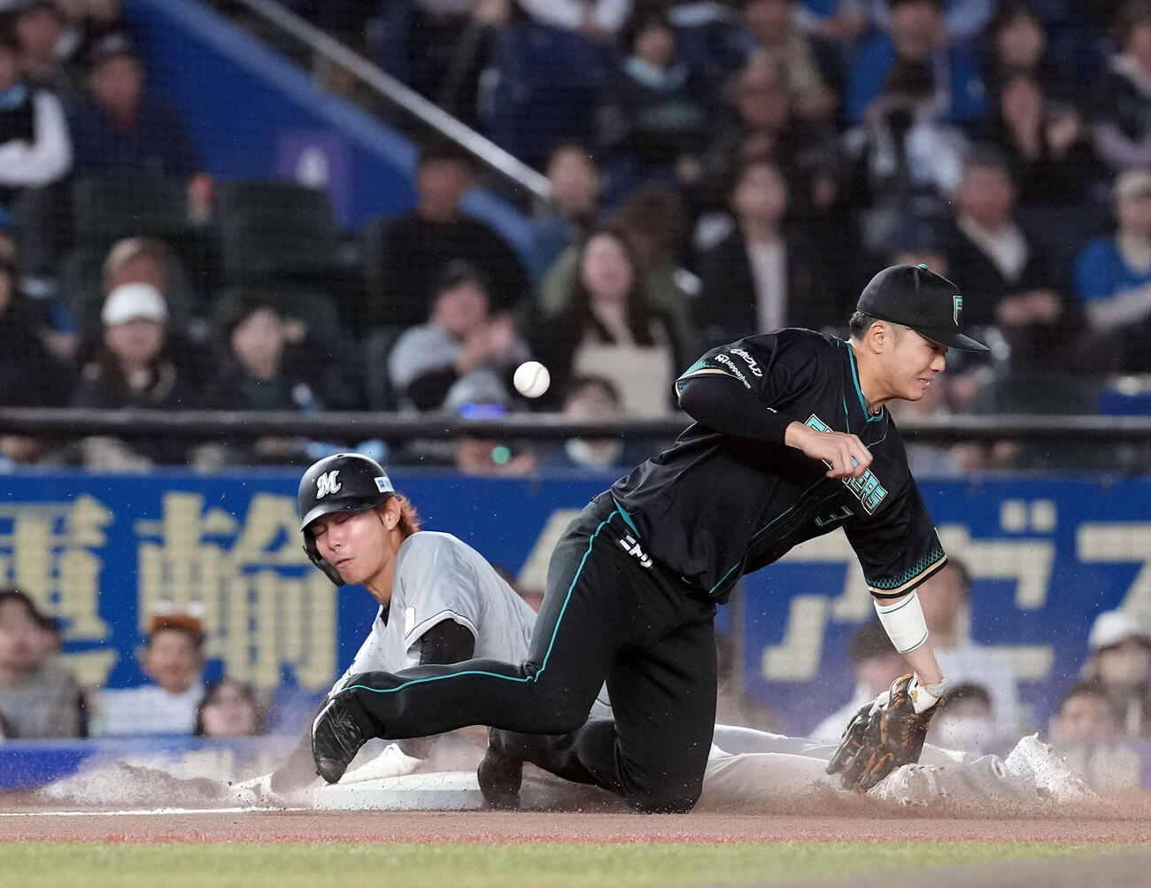ロッテ対日本ハム　1回裏ロッテ無死一塁、西川の右前打で三塁へ進塁する藤原（撮影・たえ見朱実）