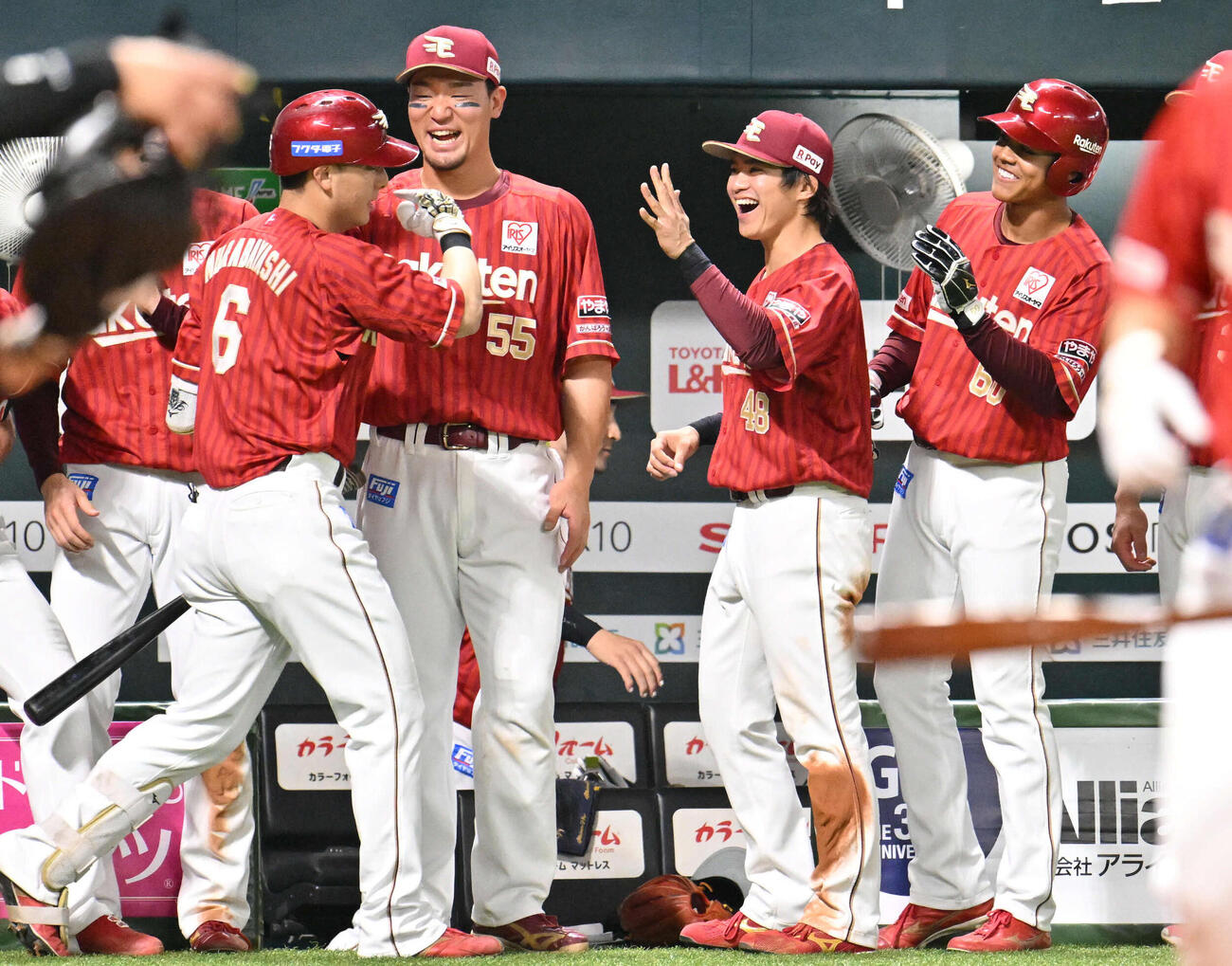 ソフトバンク対楽天　8回表楽天2死、村林（左）は勝ち越し本塁打を放ちナインとタッチを交わす（撮影・林敢治）