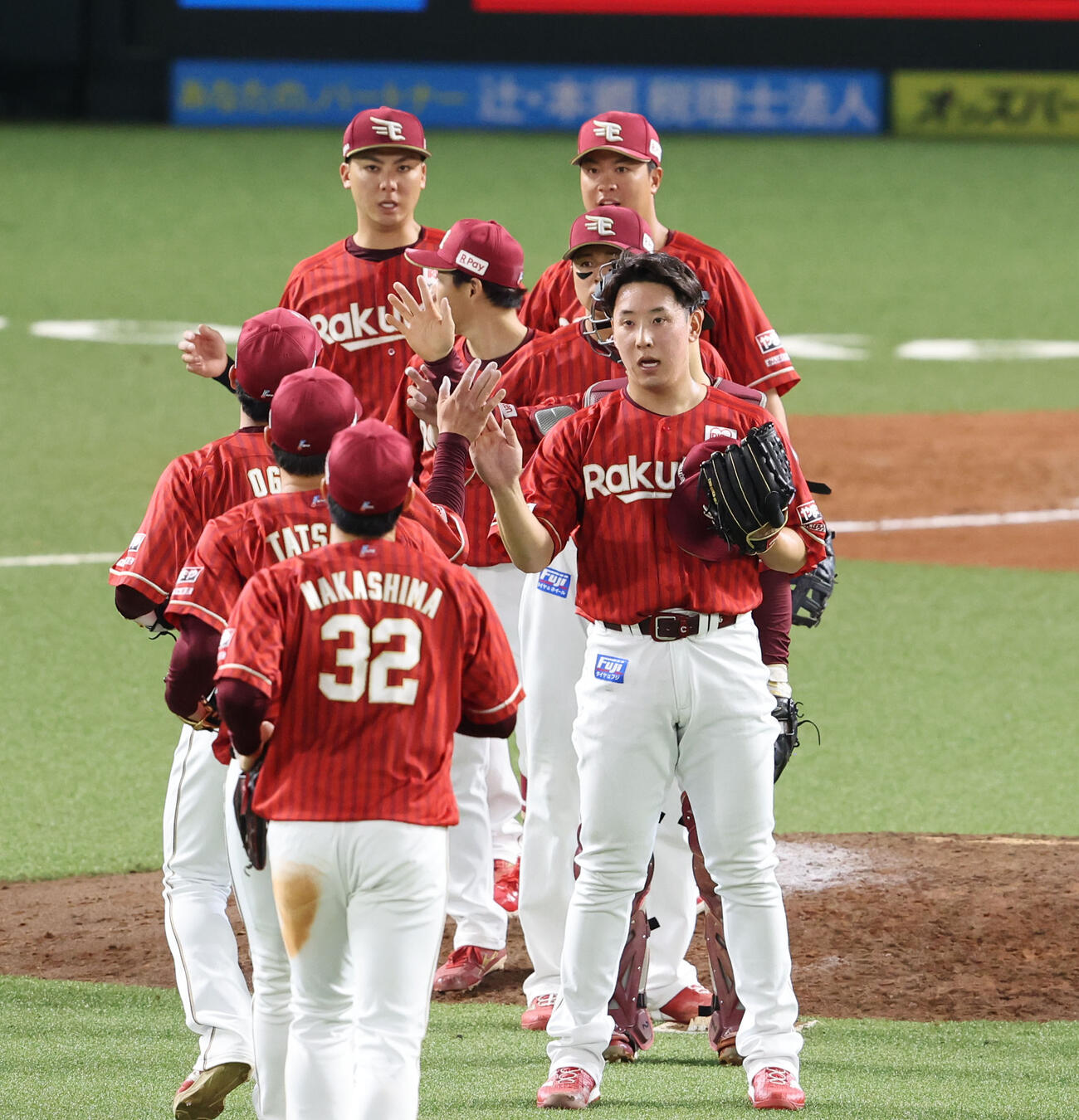 ソフトバンクに連勝しハイタッチをかわす楽天ナイン（撮影・梅根麻紀）