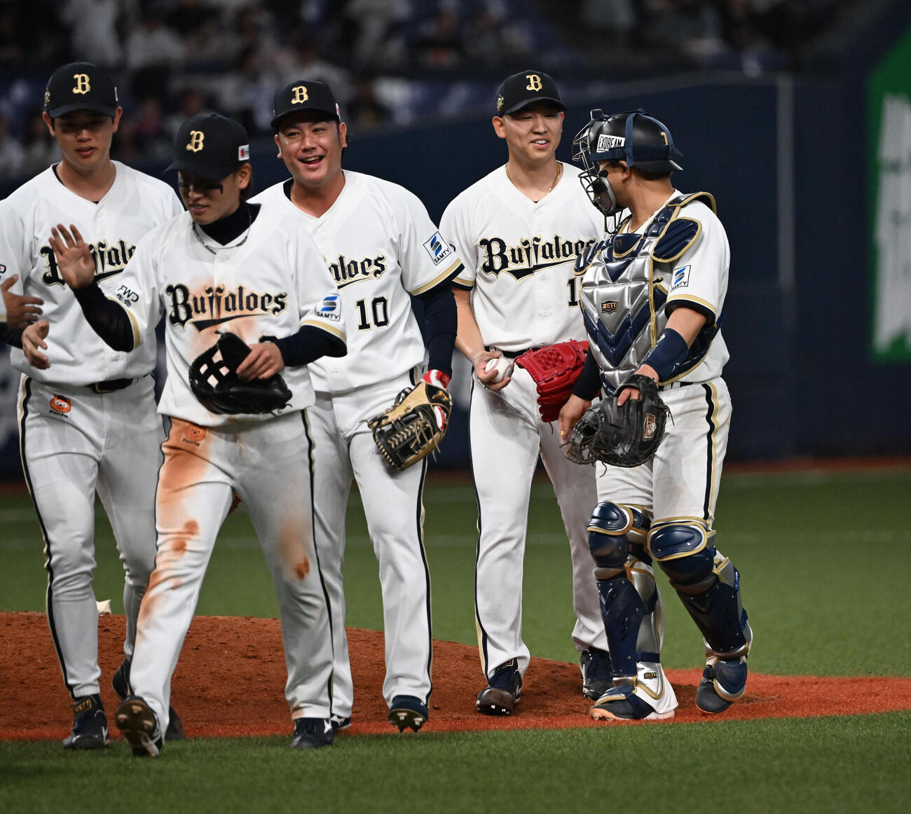 オリックス対西武　初Sを挙げた椋木（右）はマウンドでタッチし笑顔を見せる（撮影・和賀正仁）