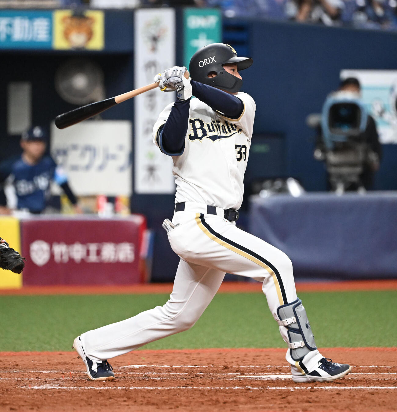 オリックス対西武　5回裏オリックス2死一塁、右翼へ適時三塁打を放つ来田（撮影・和賀正仁）