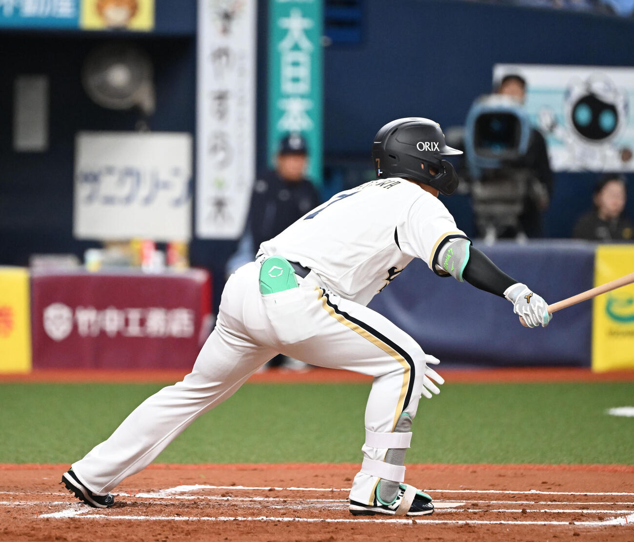 オリックス対西武　6回裏オリックス1死二塁、左翼線に二塁打を放つ西川（撮影・和賀正仁）