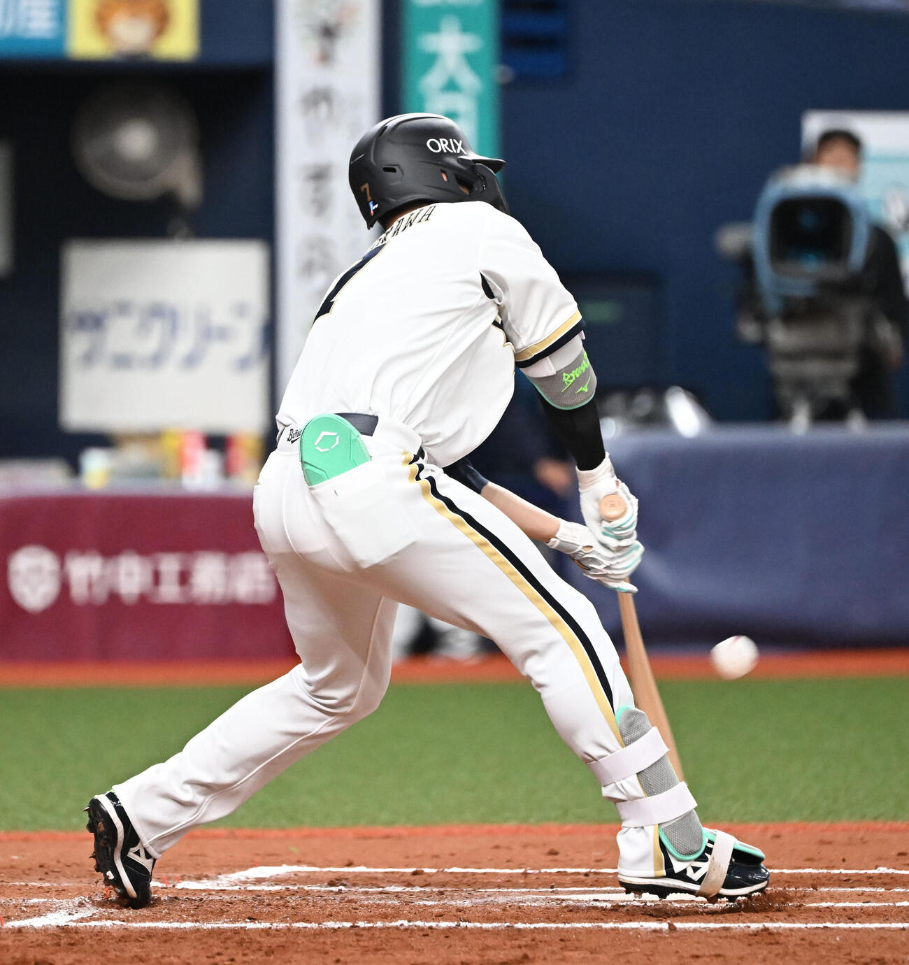 オリックス対西武　6回裏オリックス1死二塁、左翼線に二塁打を放つ西川（撮影・和賀正仁）