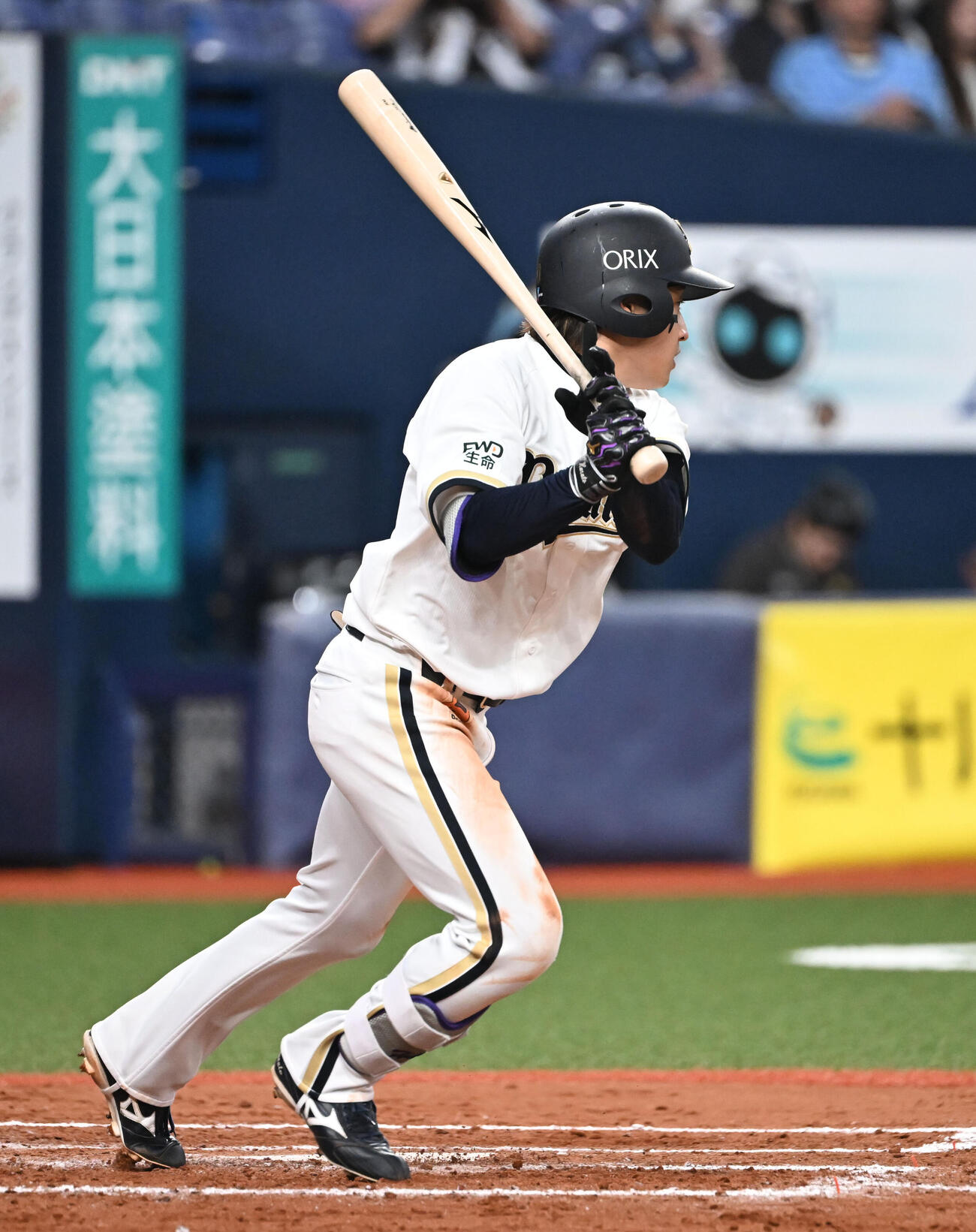 オリックス対西武　8回裏オリックス無死、遊撃に内野安打を放つ渡部（撮影・和賀正仁）