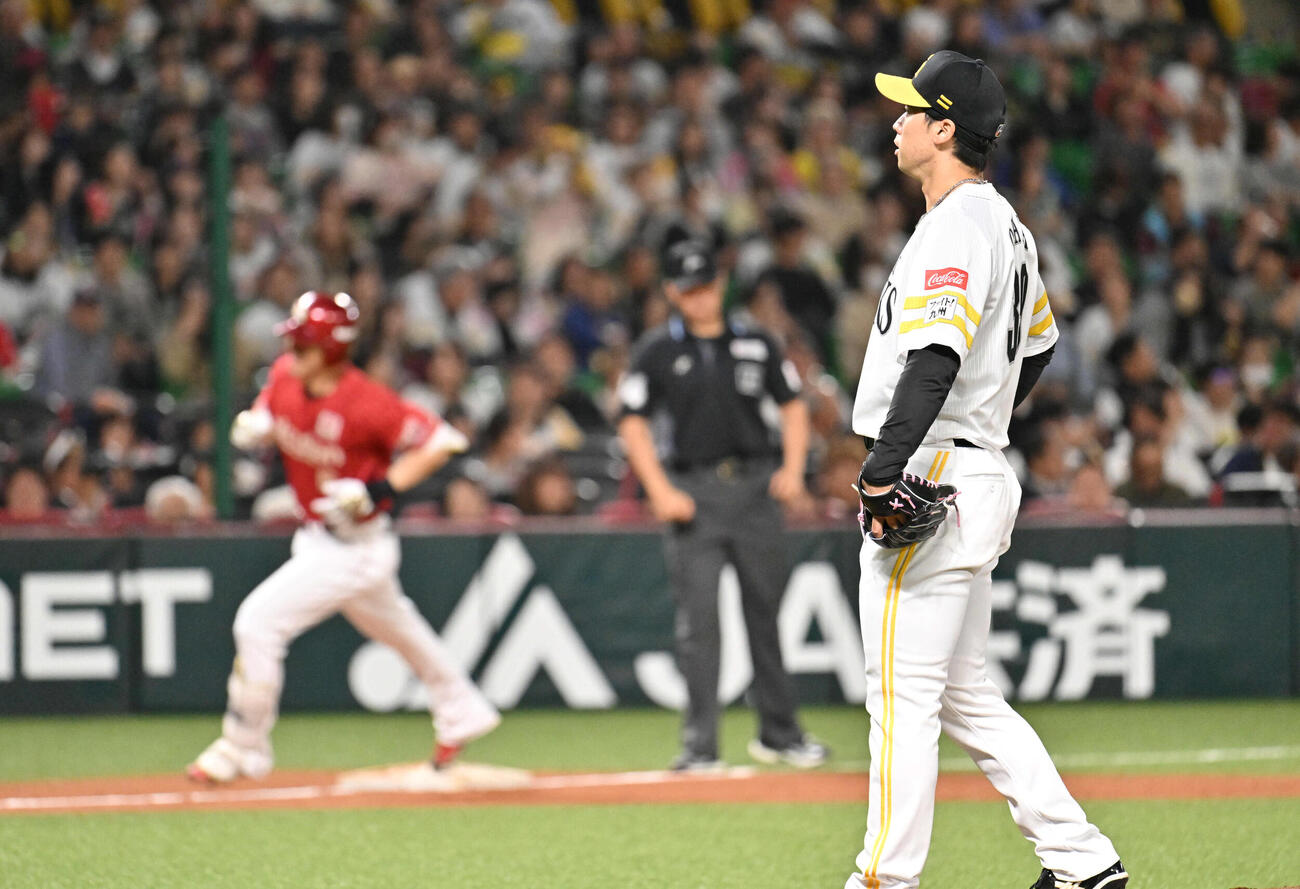 ソフトバンク対楽天　8回表楽天2死、尾形（右）は村林に勝ち越し本塁打を許す（撮影・林敢治）