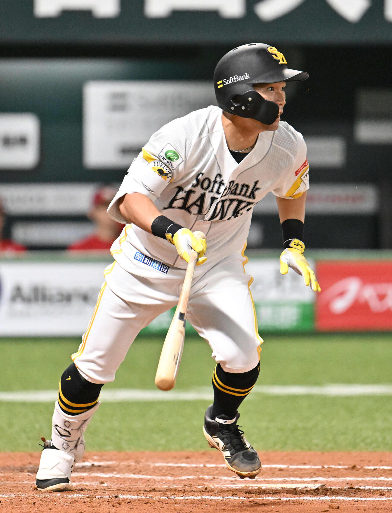 ソフトバンク対楽天　7回裏ソフトバンク1死二、三塁、中村晃が放った打球を小深田の野選で1点をあげる（撮影・林敢治）