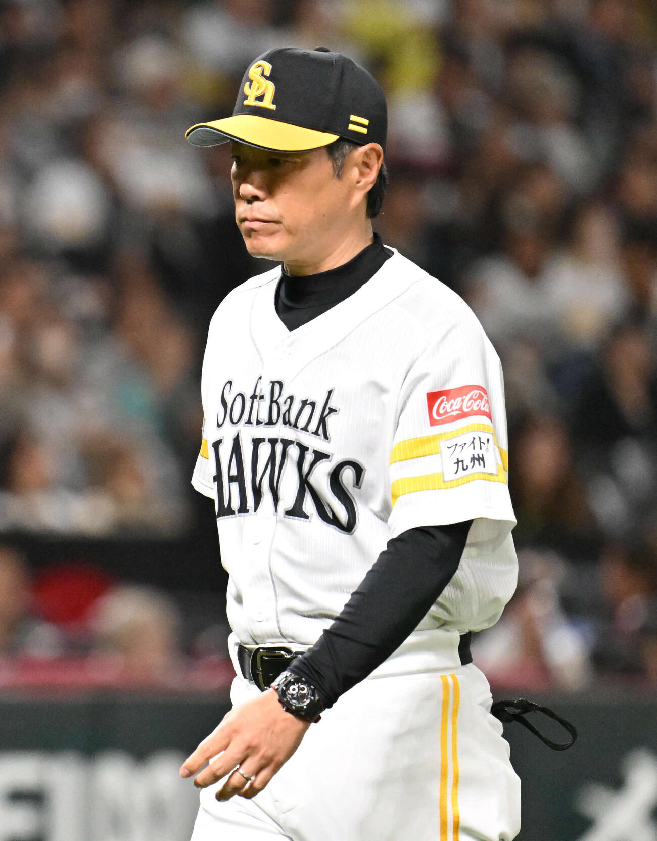 ソフトバンク対楽天　7回表楽天2死二塁、ベンチに戻る小久保監督（撮影・林敢治）