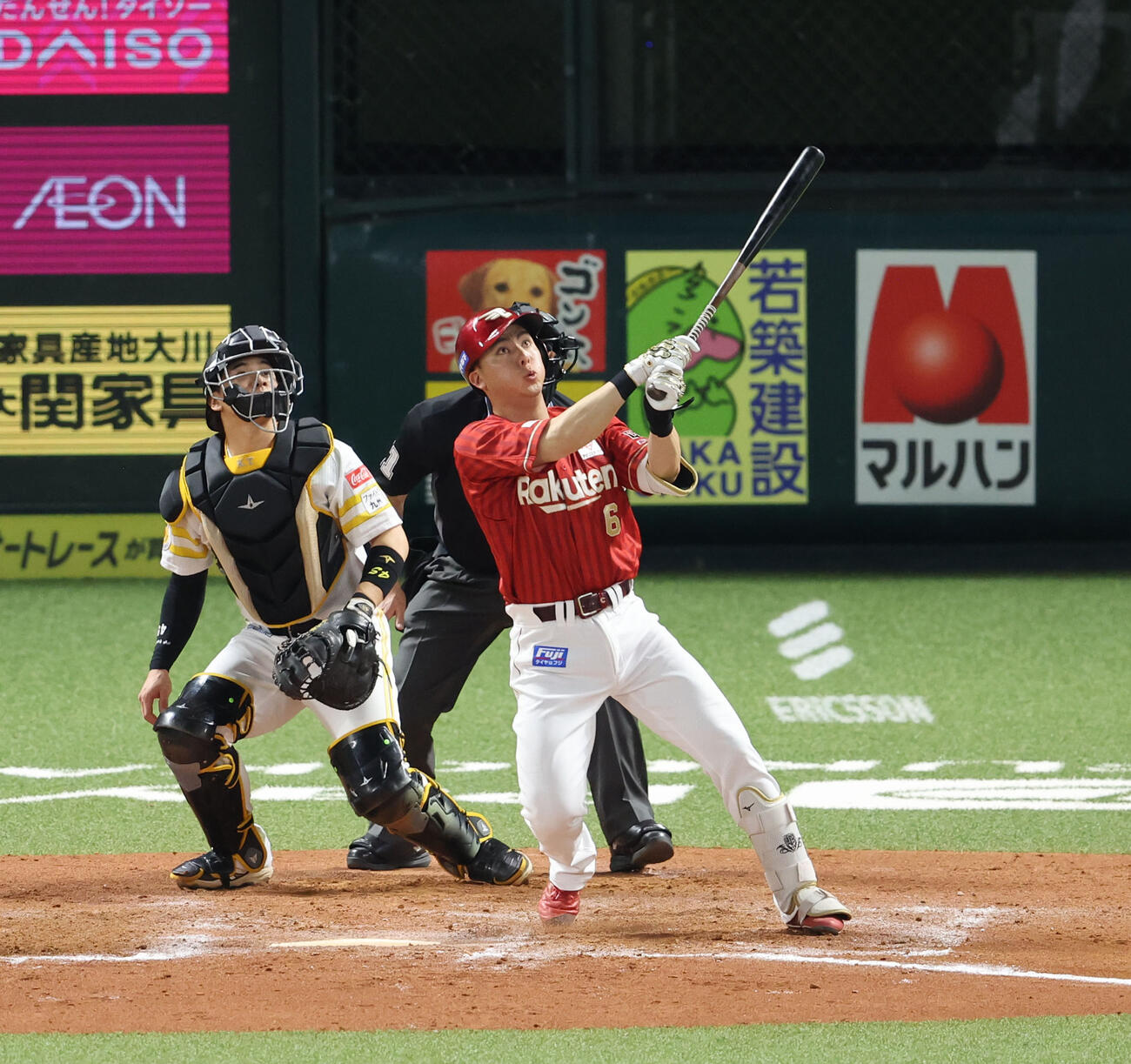 ソフトバンク対楽天　8回表楽天2死、村林は左越えに勝ち越し本塁打を放つ（撮影・梅根麻紀）