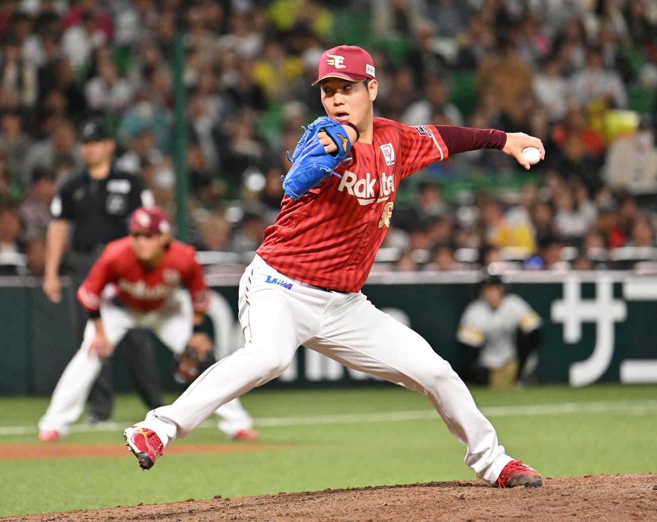 ソフトバンク対楽天　楽天3番手投手の鈴木翔（撮影・林敢治）