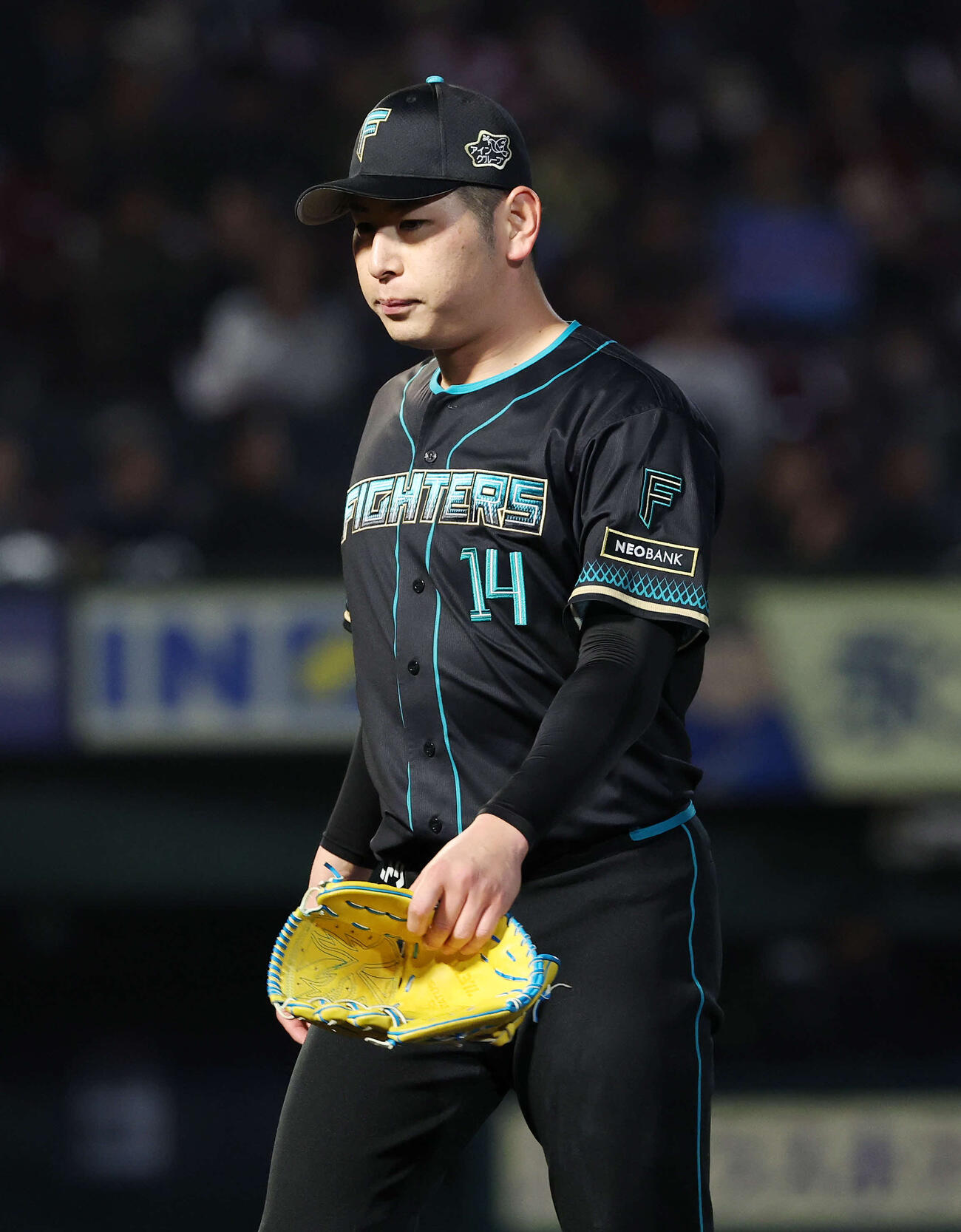 楽天対日本ハム　6回裏、降板する日本ハム加藤貴（撮影・鈴木正人）　