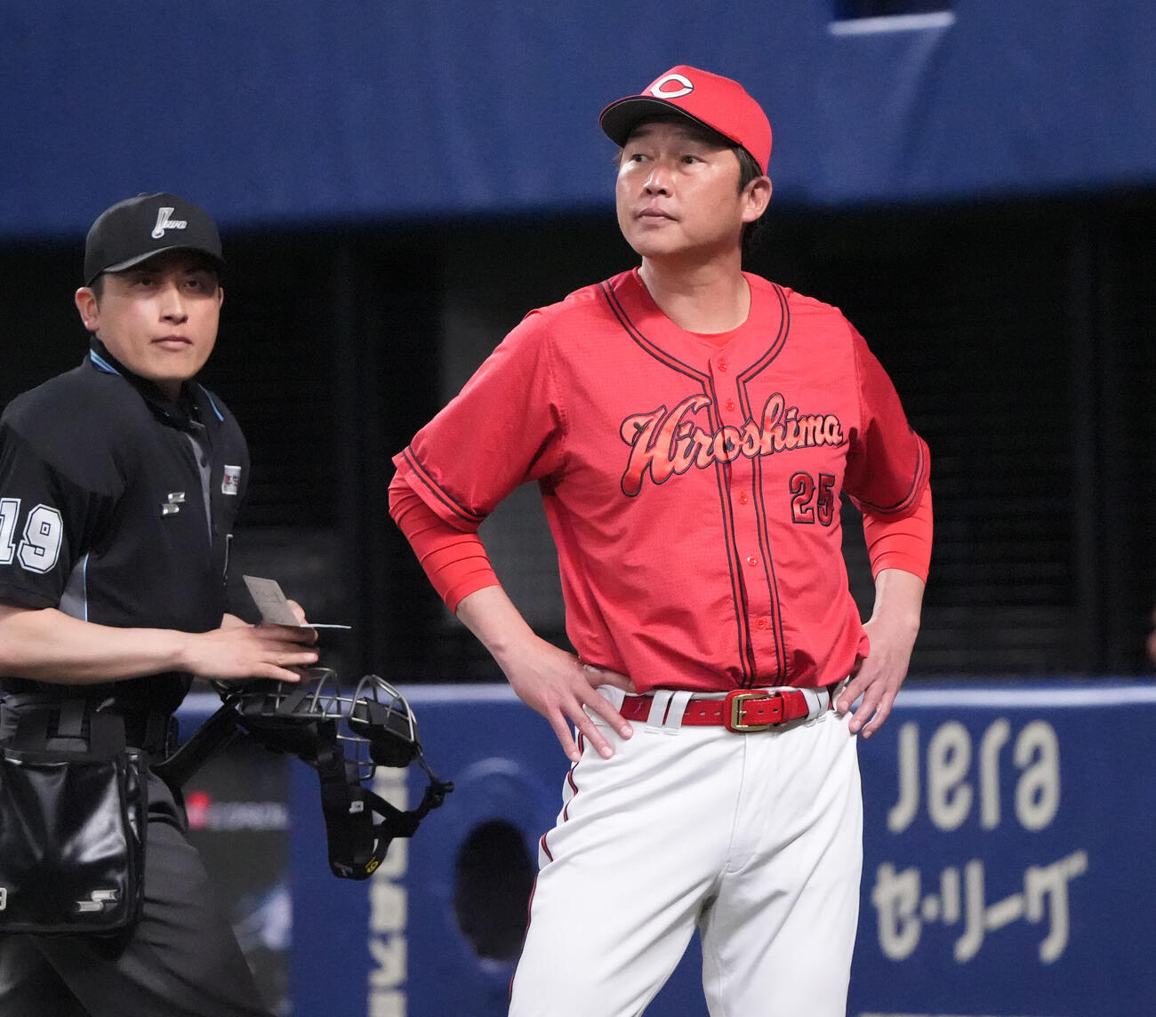 中日対広島　8回表終了、広島新井監督（右）は選手交代を告げる（撮影・森本幸一）