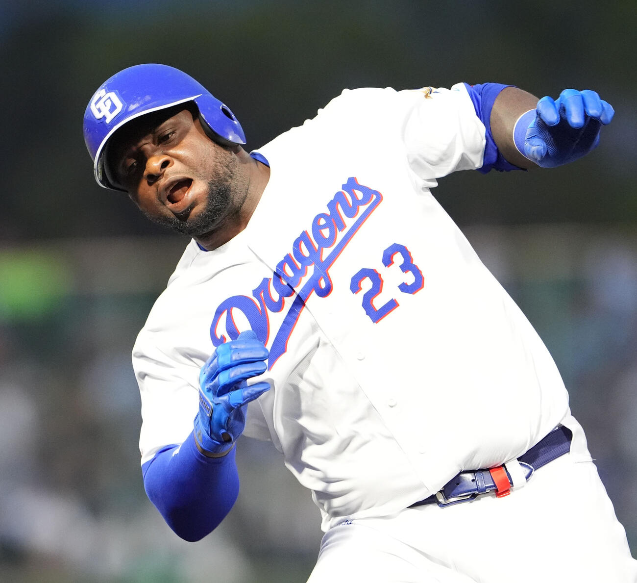 14日の広島戦の1回裏中日1死二、三塁、中日サノーは挟殺プレーで足を負傷し苦悶の表情を見せる