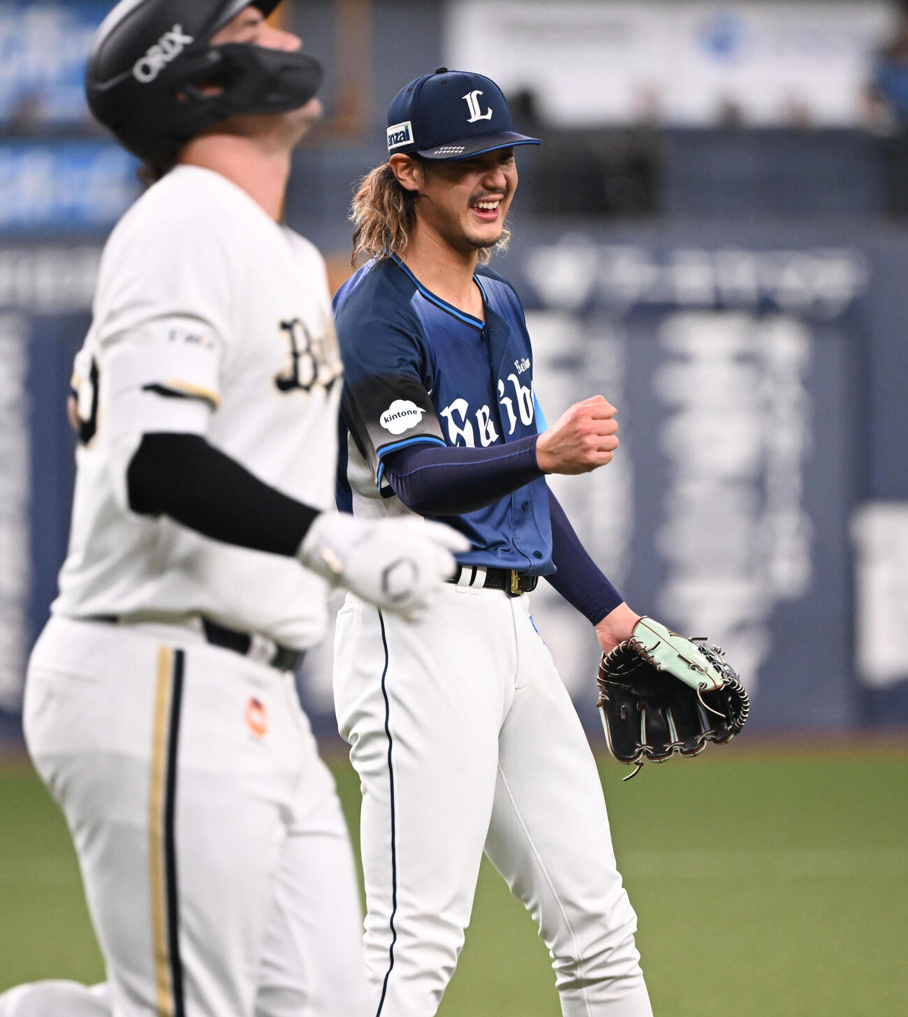 オリックス対西武　4回裏オリックス2死、シーモア（手前）の打球を好捕した一塁手平沢に笑顔を見せる高橋光（撮影・和賀正仁）