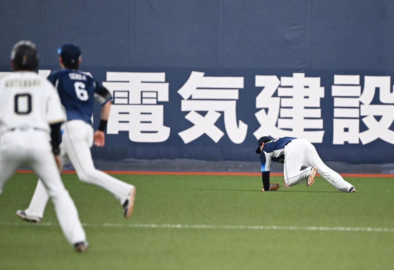 オリックス対西武　6回裏オリックス1死二塁、西川の打球を追って転倒する左翼手仲三（撮影・和賀正仁）