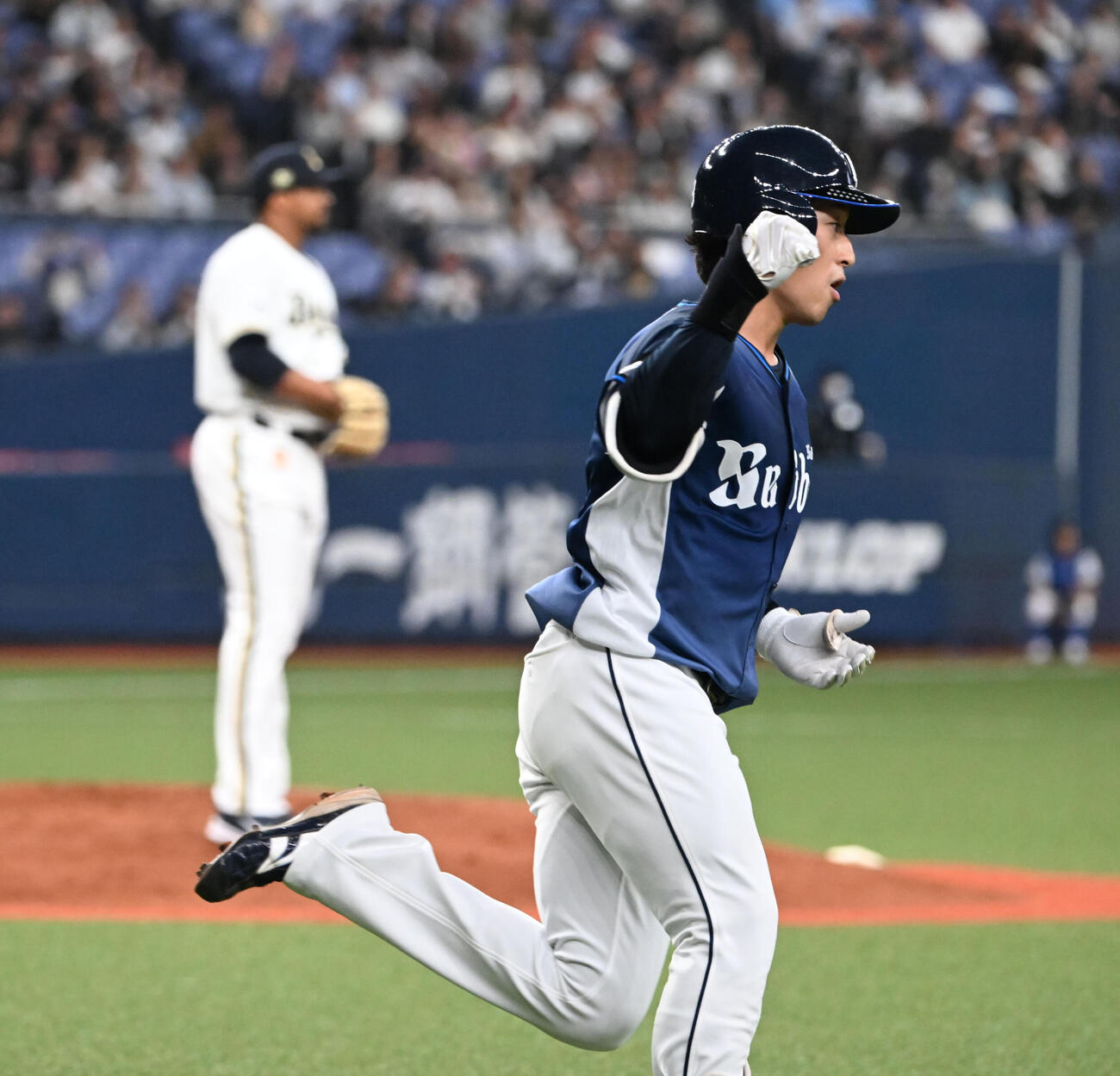 オリックス対西武　7回表西武2死、右越えソロ本塁打を放った佐藤太はガッツポーズ（撮影・和賀正仁）