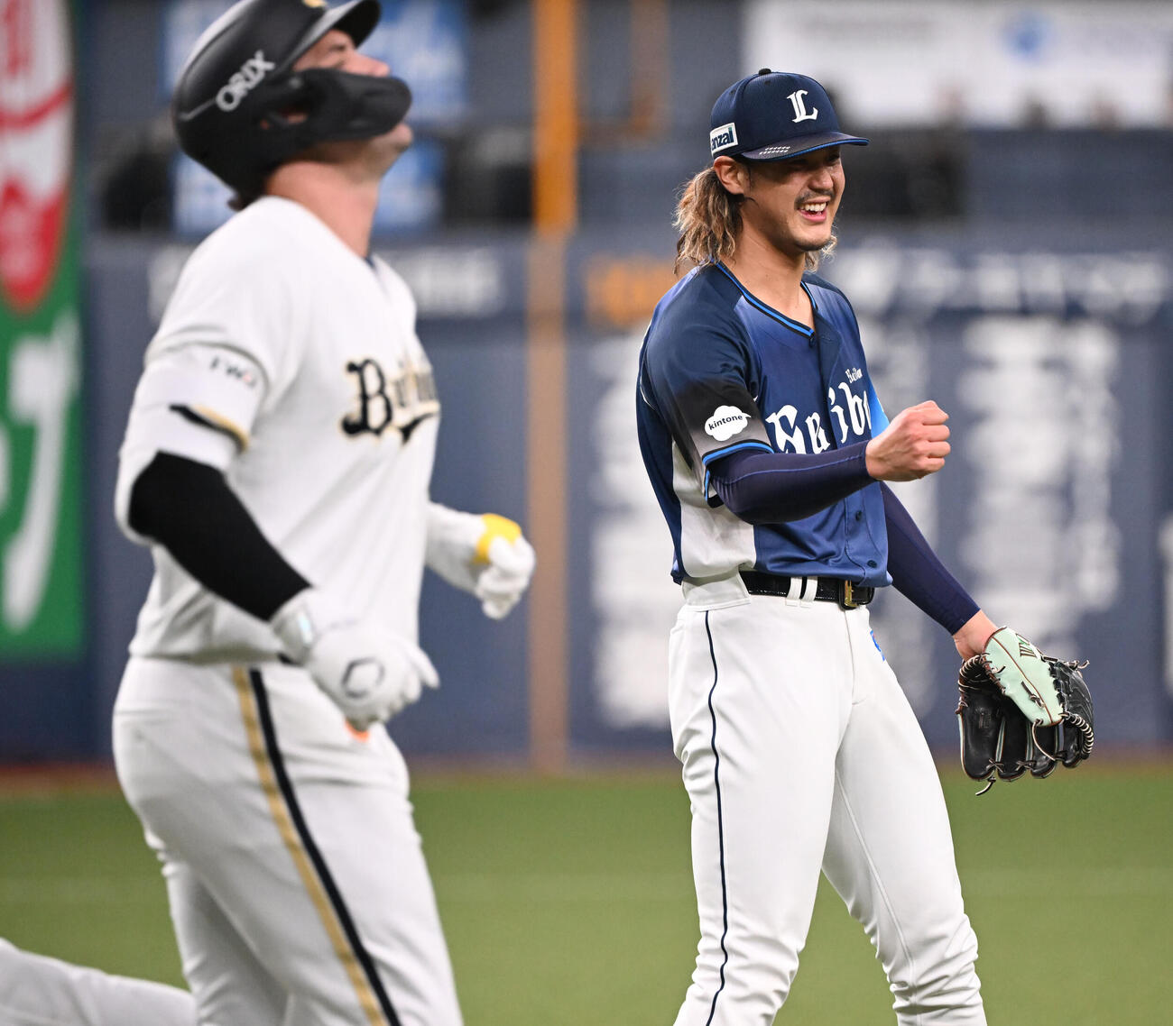 オリックス対西武　4回裏オリックス2死、シーモア（左）の打球を好捕した一塁手平沢に笑顔を見せる高橋光（撮影・和賀正仁）