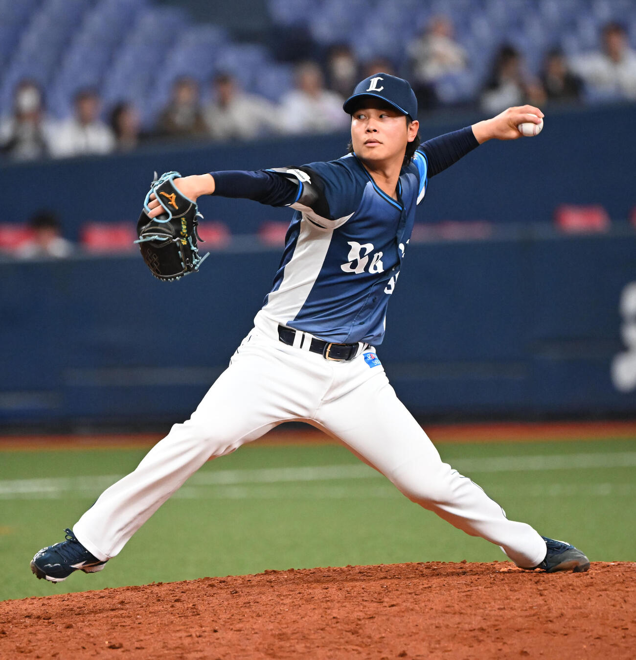 オリックス対西武　8回に登板する西武浜屋（撮影・和賀正仁）