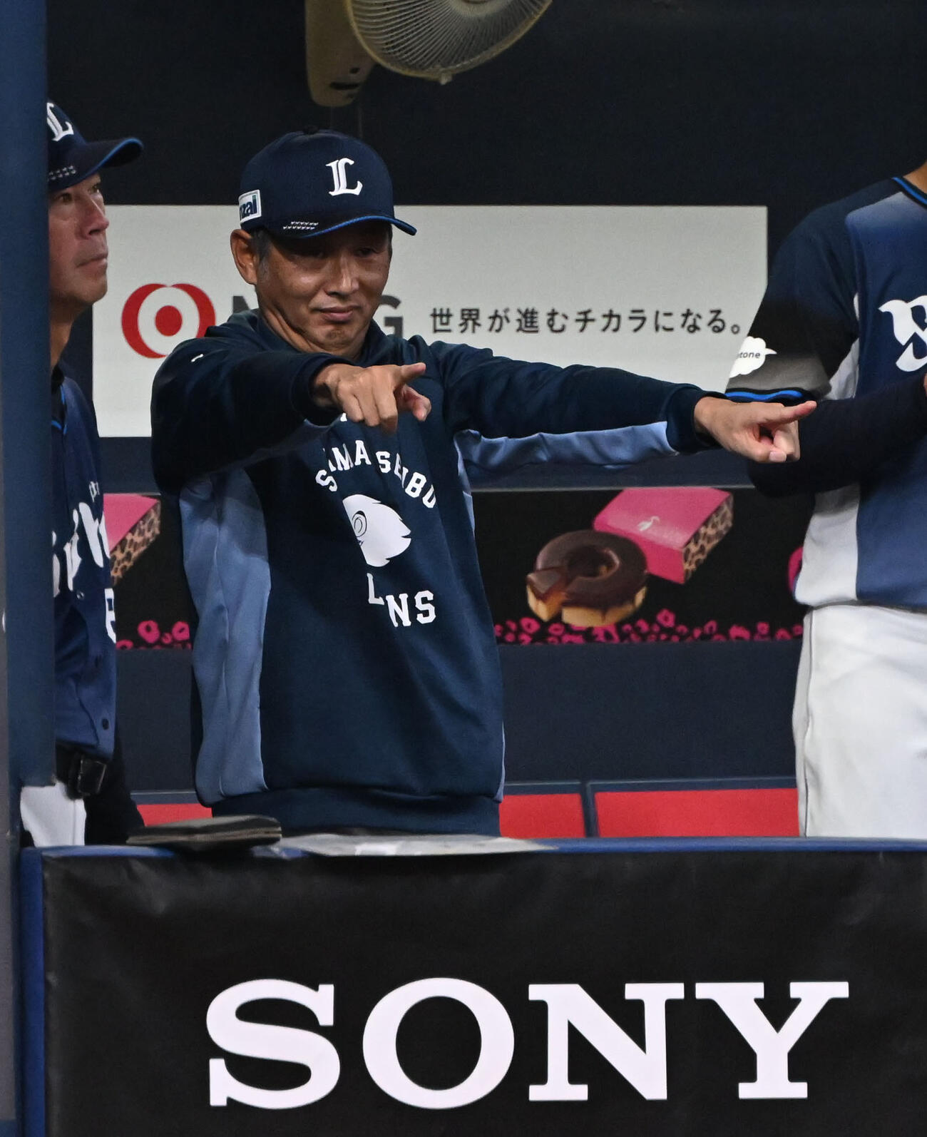 オリックス対西武　6回裏オリックス1死、渡部の一塁の判定でリクエストする西武西口監督（撮影・和賀正仁）