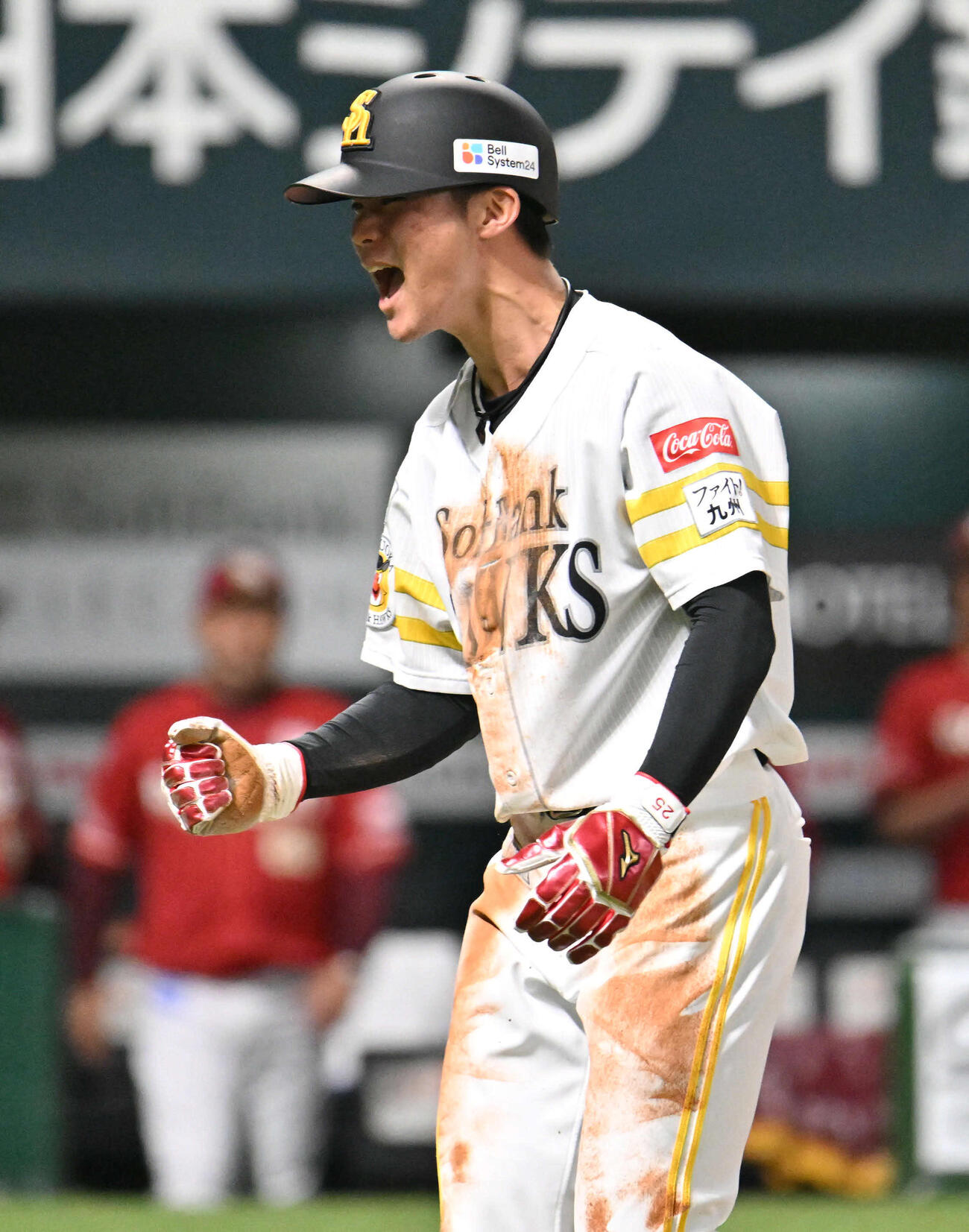 ソフトバンク対楽天　7回裏ソフトバンク1死二、三塁、生還し歓喜する庄子（撮影・林敢治）