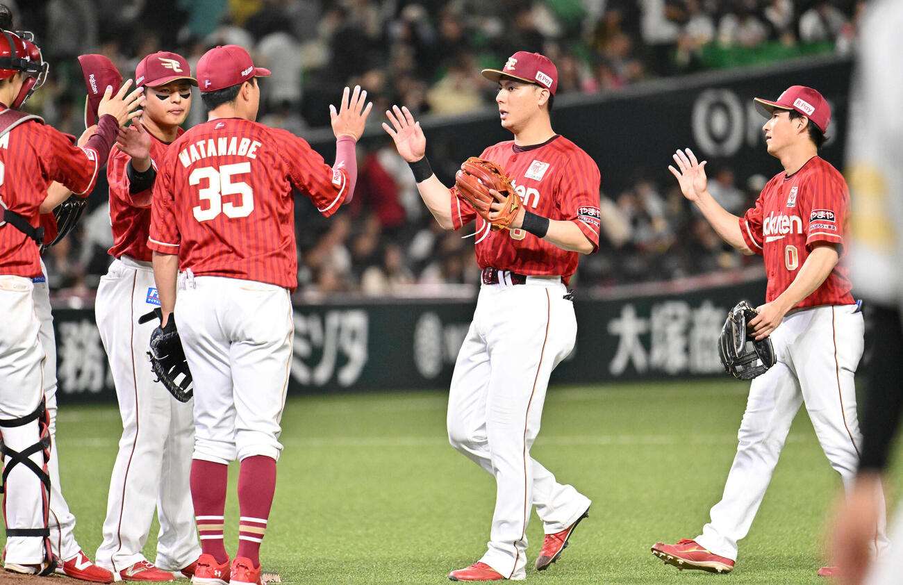 ソフトバンク対楽天　勝利を収めタッチを交わす楽天ナイン（撮影・林敢治）