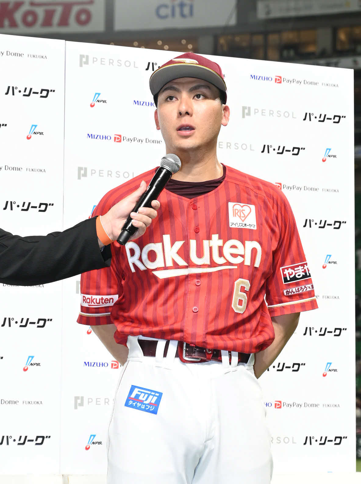 ソフトバンク対楽天　ヒーローインタビューに応じる村林（撮影・林敢治）