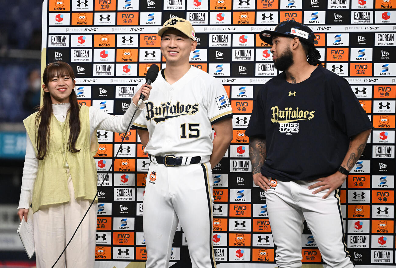 オリックス対西武　ヒーローインタビューで笑顔を見せるオリックス椋木（中央）、右はエスピノーザ（撮影・和賀正仁）