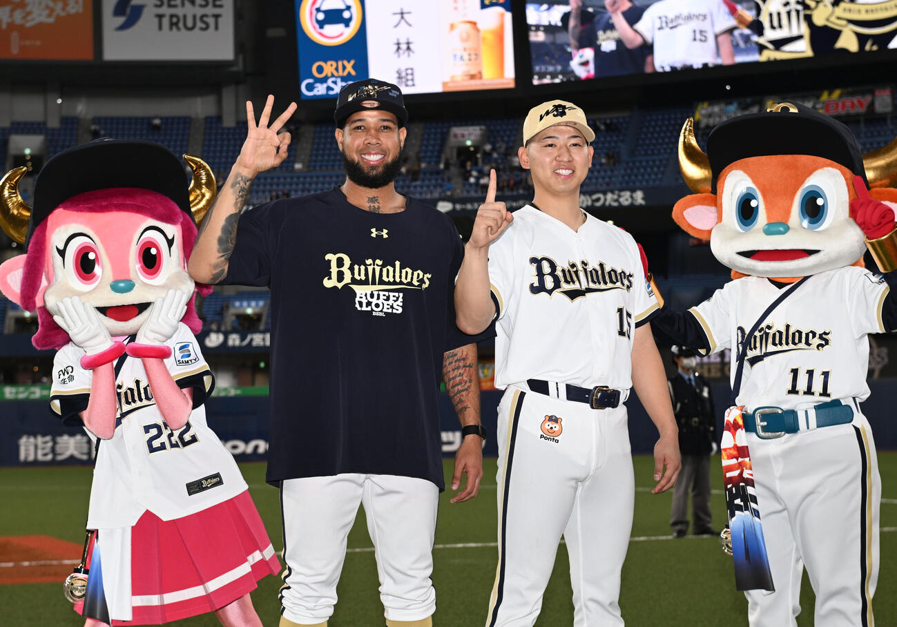 オリックス対西武　初セーブを挙げたオリックス椋木（右）と3勝目のエスピノーザはポーズを決める（撮影・和賀正仁）