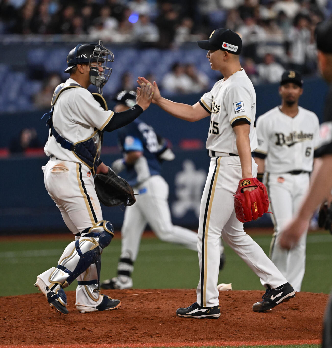 オリックス対西武　初Sを挙げた椋木（右）は捕手森友（左）とタッチを交わす（撮影・和賀正仁）