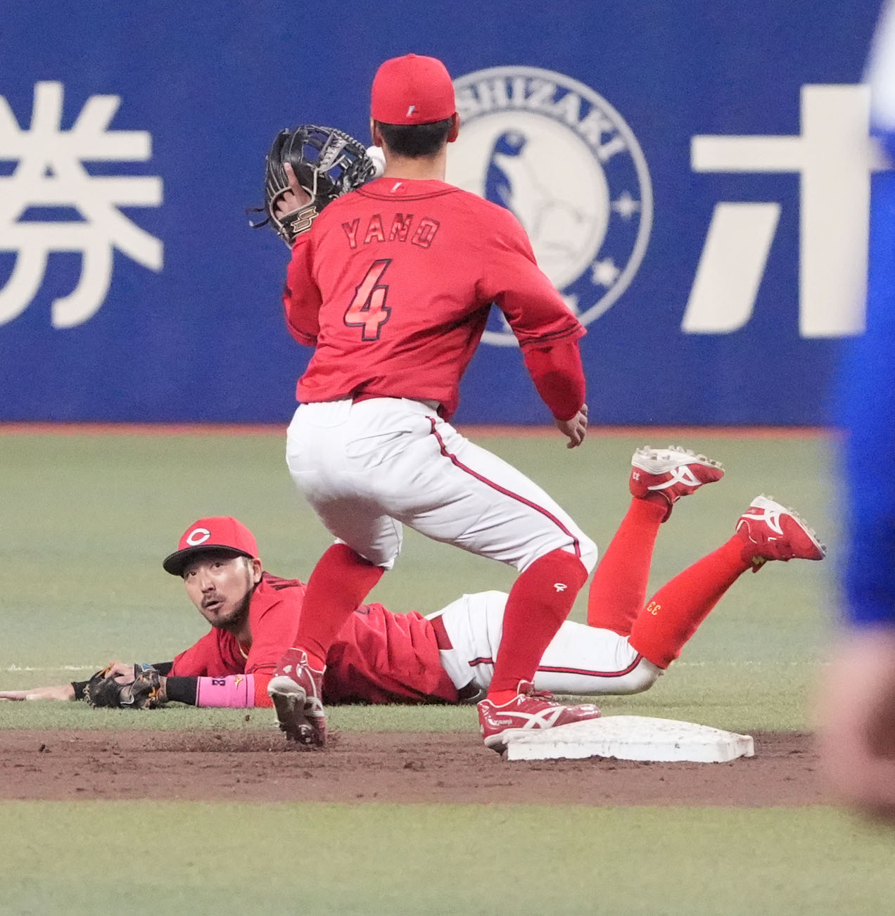 中日対広島　9回裏中日無死一塁、広島菊池（左）は中日石伊の打球を好捕しベースカバーの広島矢野にトスをする（撮影・森本幸一）
