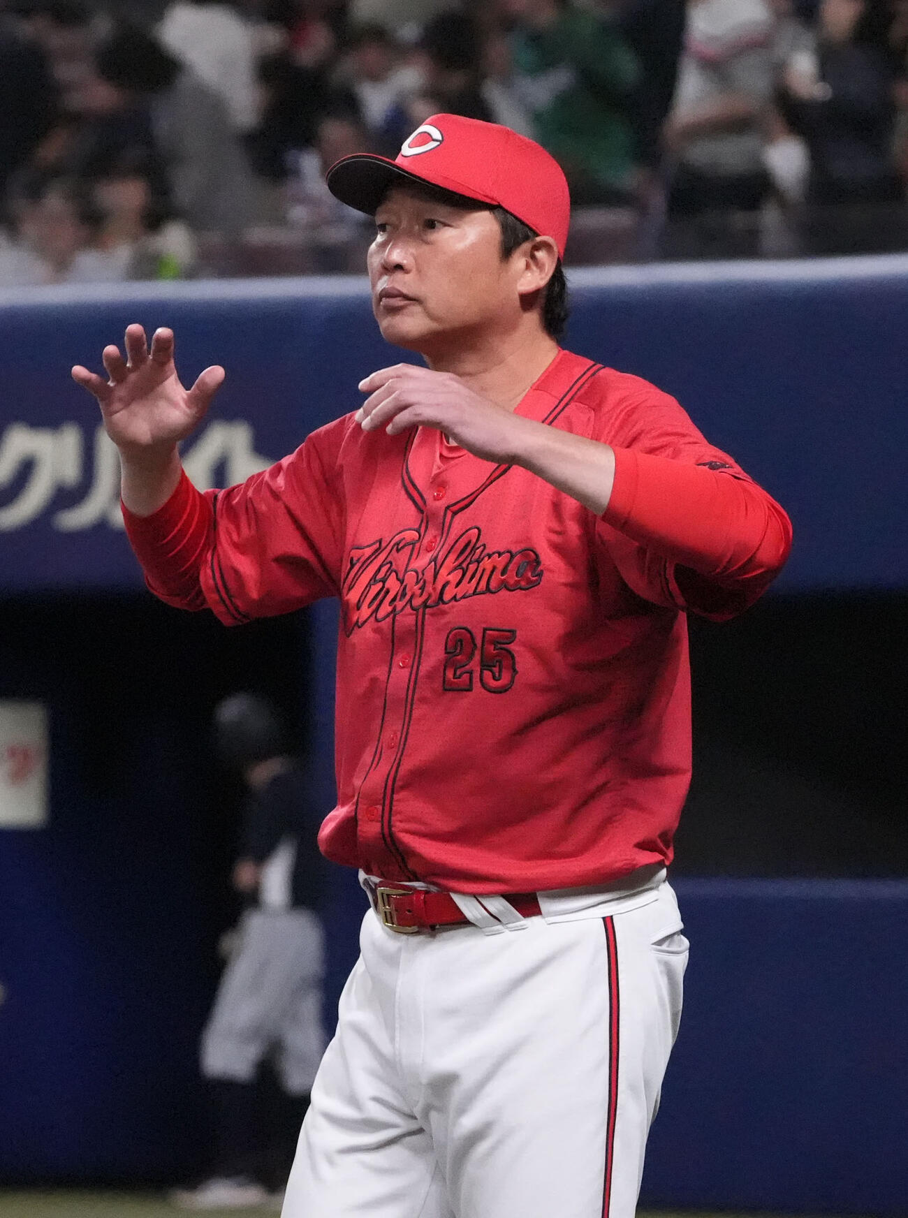 中日対広島　試合終了、ナインを迎える広島新井監督（撮影・森本幸一）