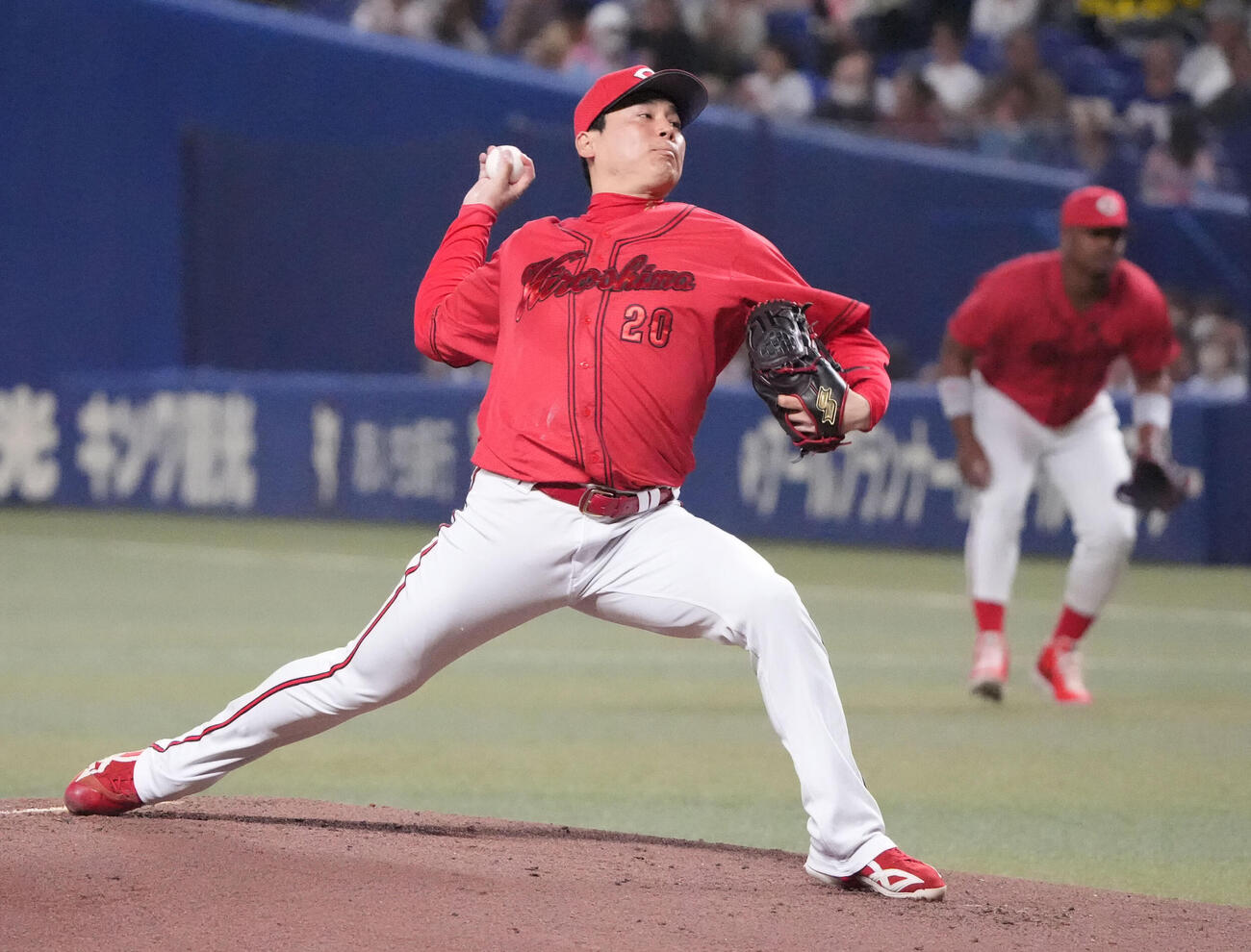 中日対広島　1回裏、登板する広島先発の栗林（撮影・森本幸一）