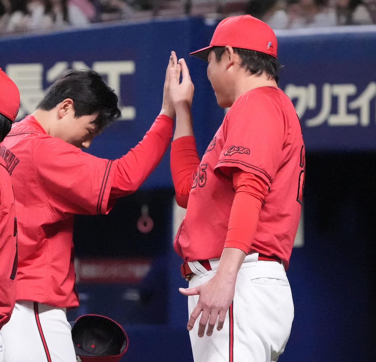 中日対広島　試合終了、広島栗林（左）は新井監督とタッチを交わす（撮影・森本幸一）