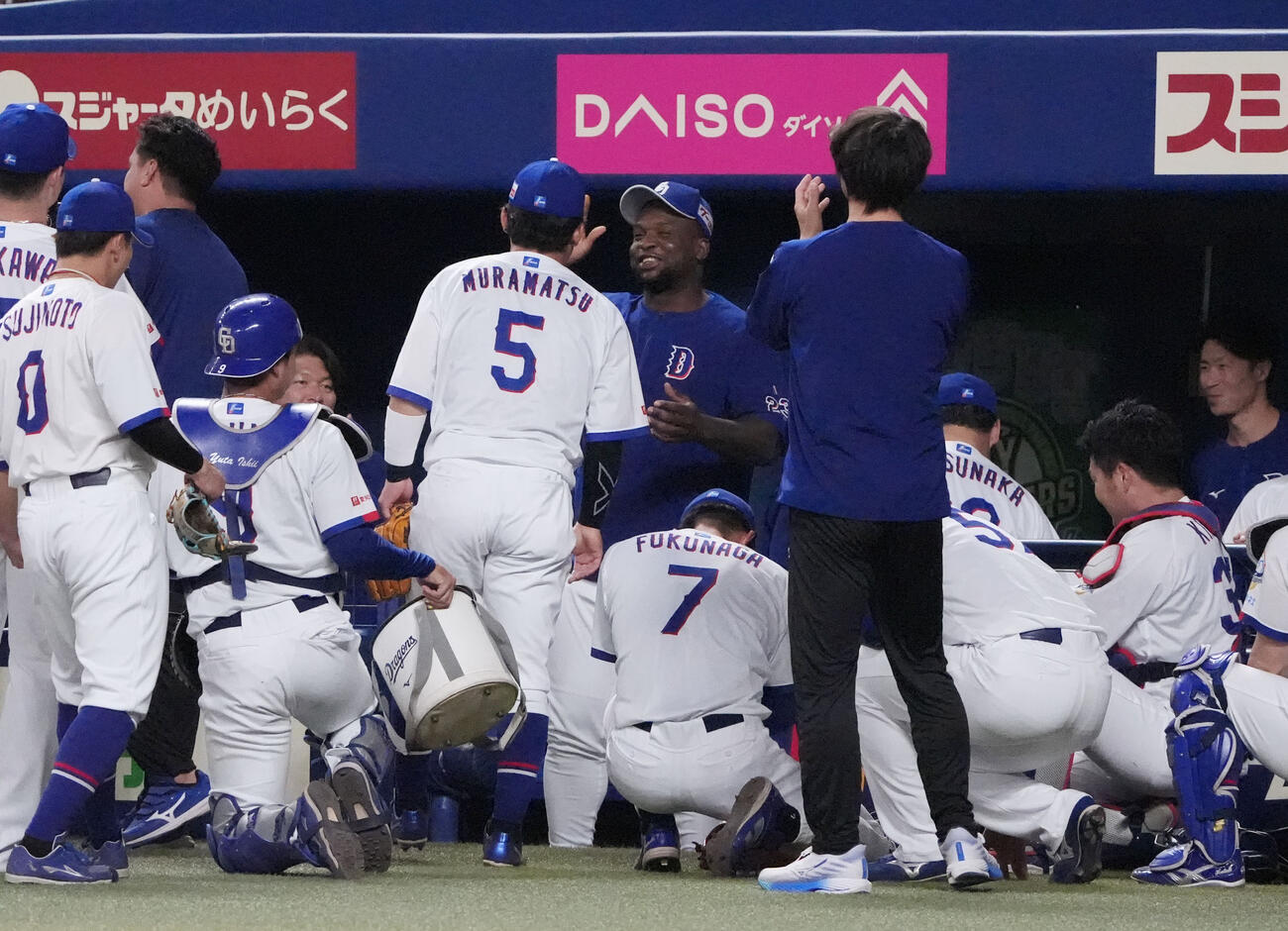 中日対広島　試合前、中日サノー（中央）はベンチの円陣で声出しをする（撮影・森本幸一）