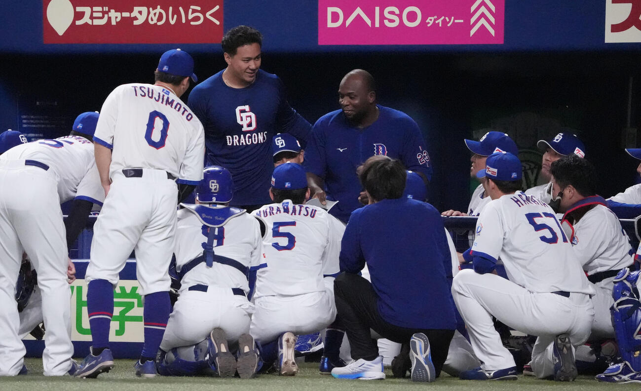 中日対広島　試合前、中日サノー（中央）はベンチの円陣で声出しをする（撮影・森本幸一）