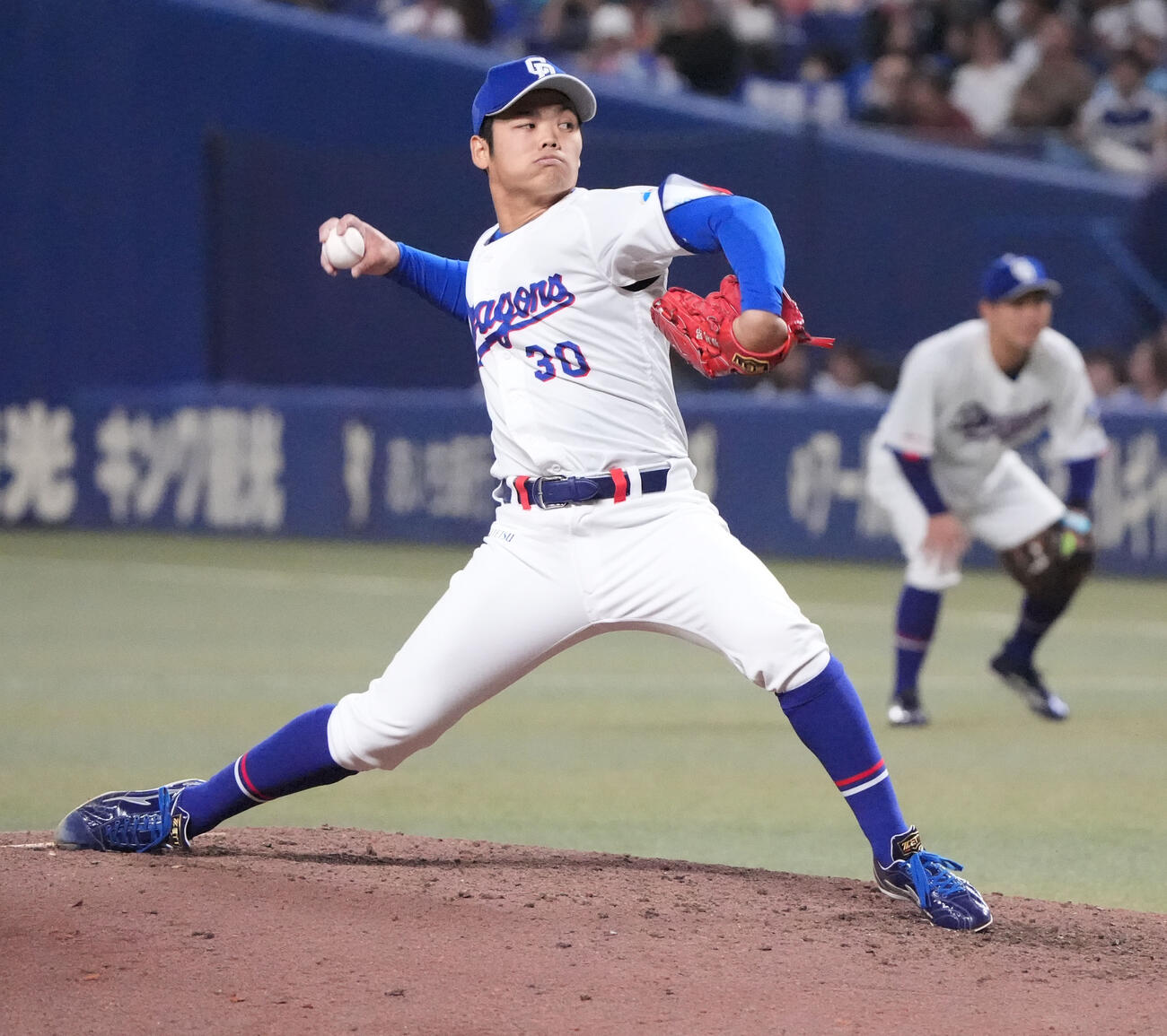 中日対広島　7回表、中日3番手で登板する根尾（撮影・森本幸一）