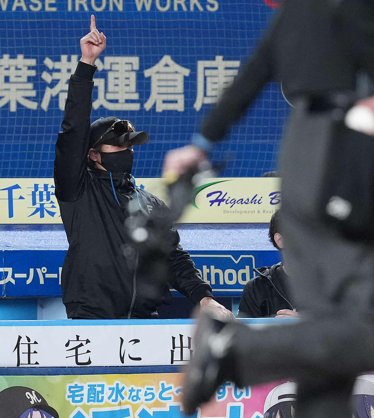 ロッテ対日本ハム　3回表日本ハム2死一、三塁、2点適時二塁打を放った清水優心にポーズを決める新庄監督（撮影・たえ見朱実）