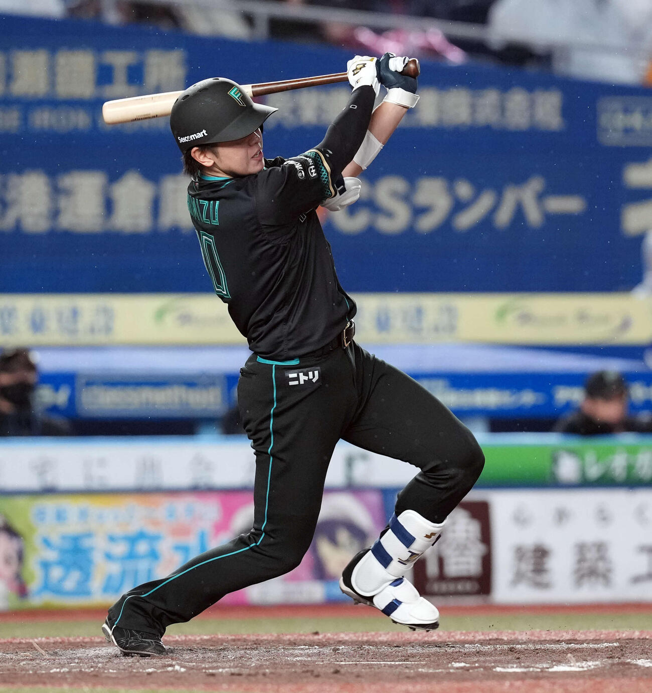 ロッテ対日本ハム　3回表日本ハム2死一、三塁、2点適時二塁打を放つ清水優（撮影・たえ見朱実）