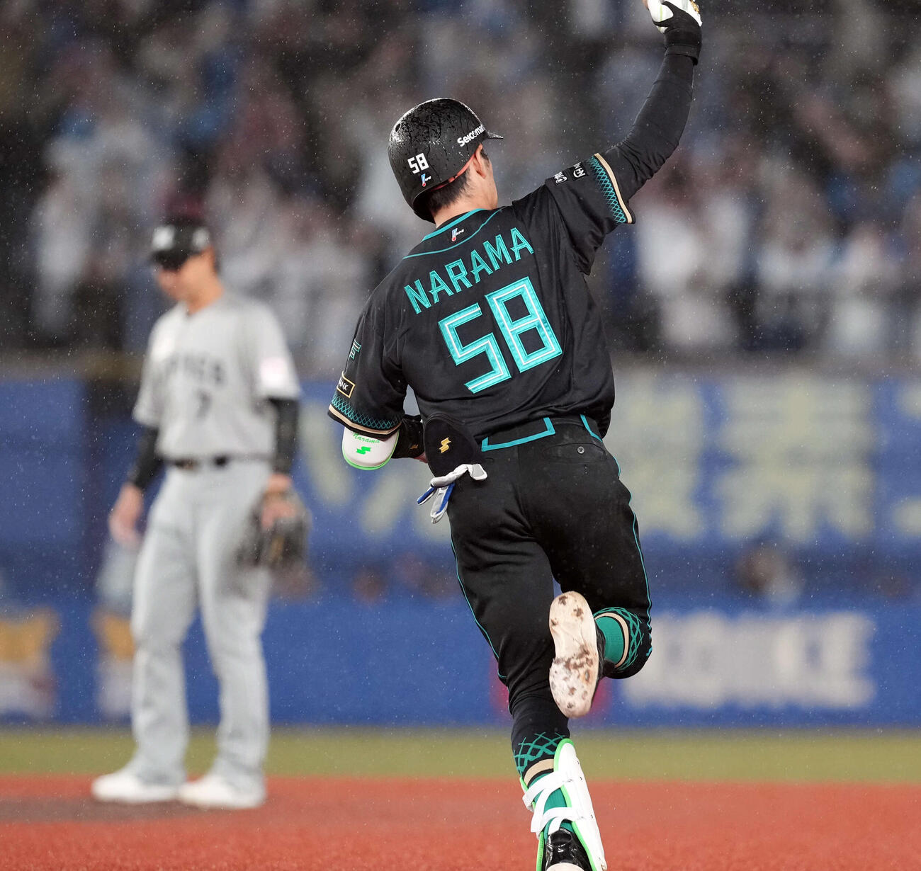 ロッテ対日本ハム　3回表日本ハム無死一塁、左中間に2点本塁打を放った奈良間（撮影・たえ見朱実）