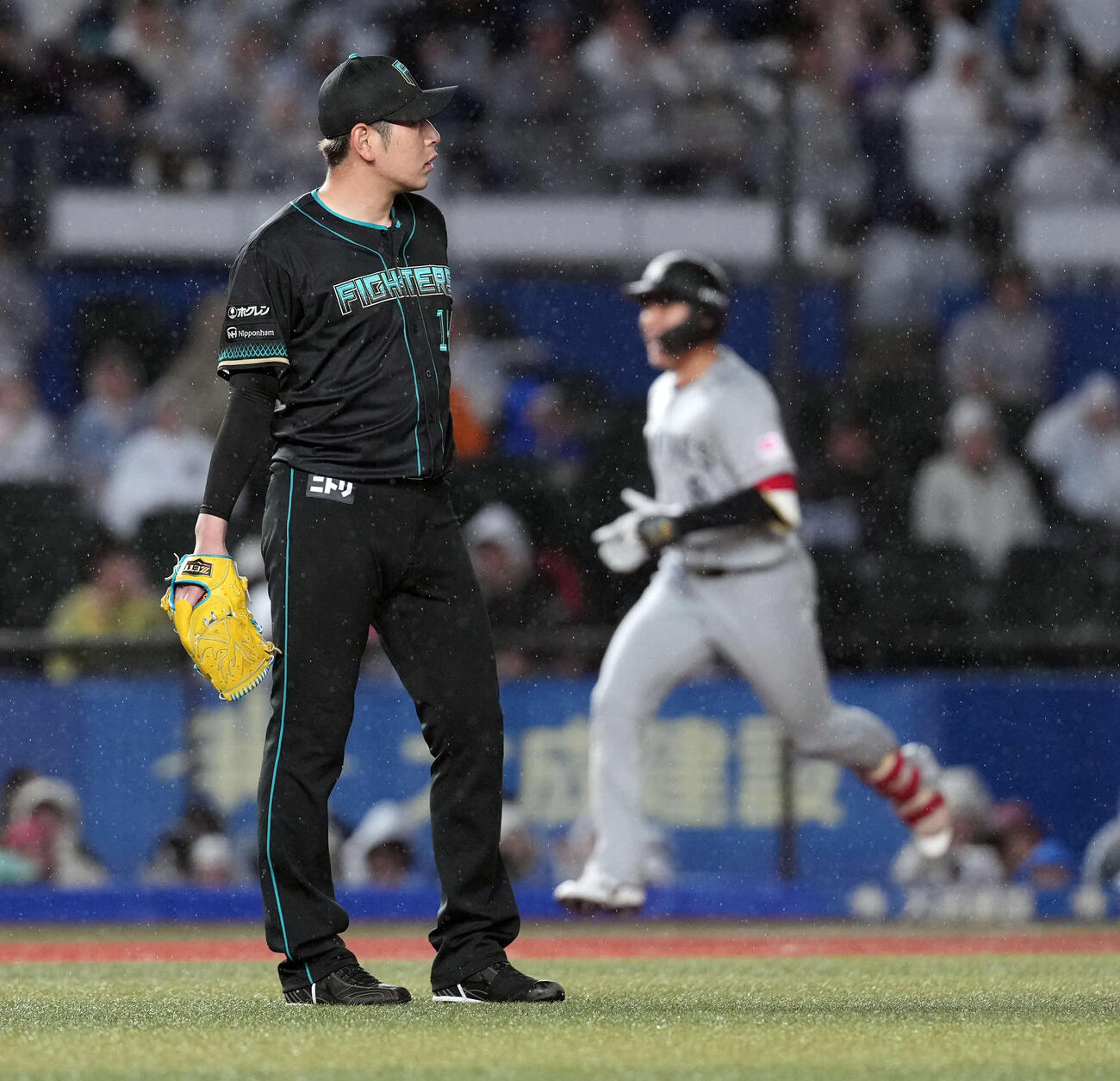 ロッテ対日本ハム　3回裏ロッテ無死一、二塁、西川に同点の3点本塁打を浴びる加藤貴（撮影・たえ見朱実）