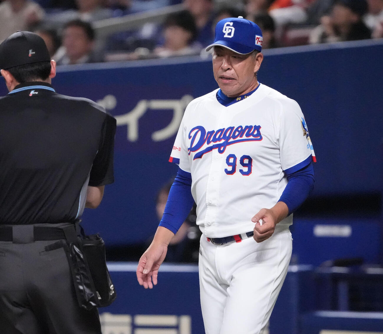 中日対広島　8回表広島2死一塁、選手交代を告げる中日井上監督（撮影・森本幸一）