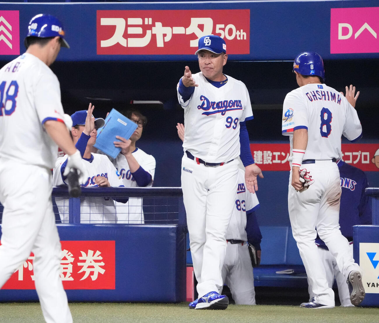 中日対広島　7回裏中日1死一、二塁、中日井上監督（右から2人目）は選手交代を告げる（撮影・森本幸一）
