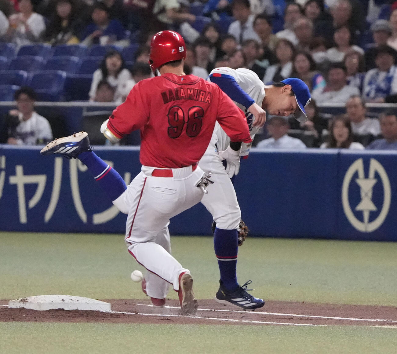 中日対広島　2回表広島2死二塁、中日高橋周（右）はマラーからの送球を捕球できず（撮影・森本幸一）