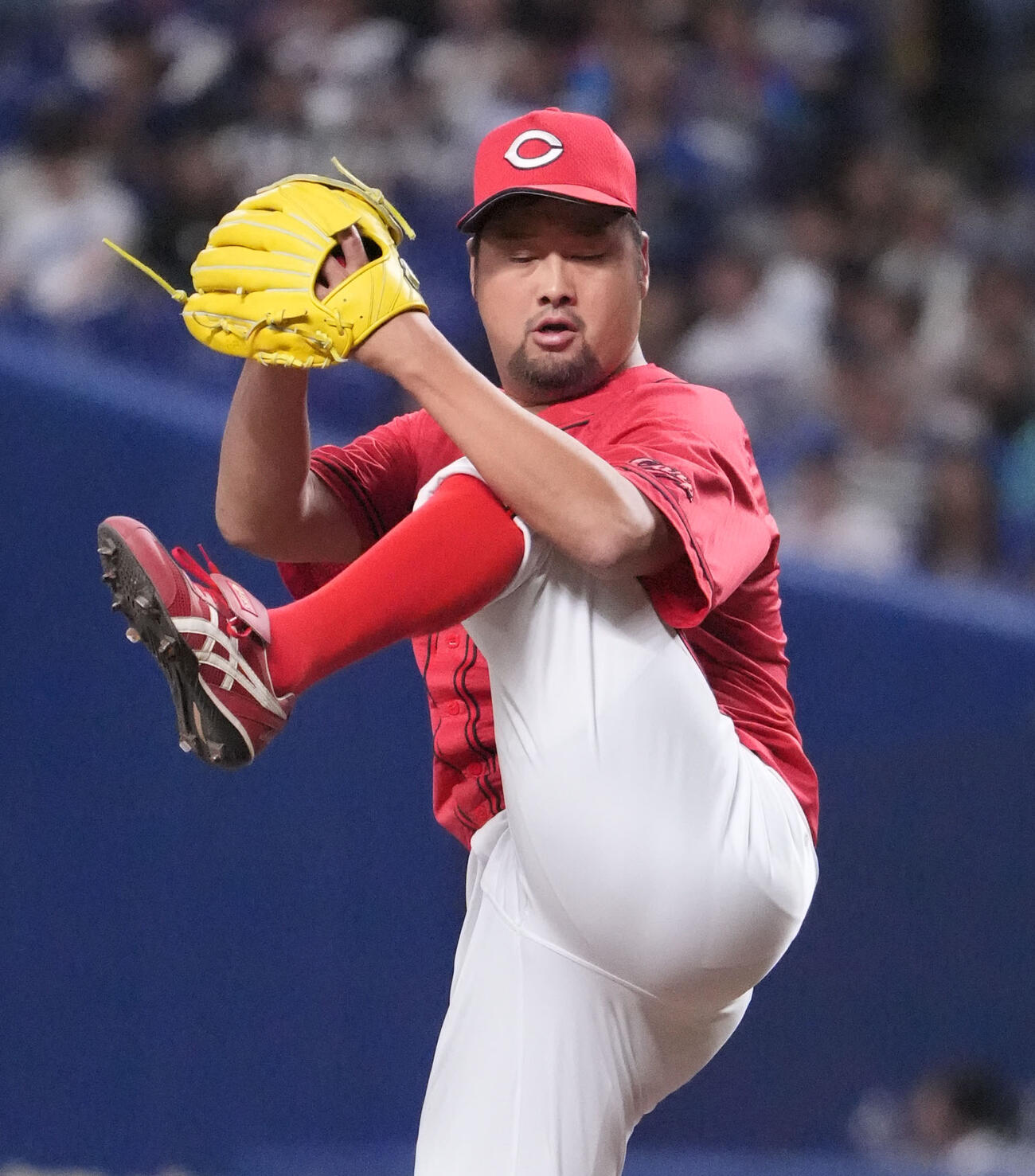 中日対広島　9回裏、広島4番手で登板する中崎（撮影・森本幸一）