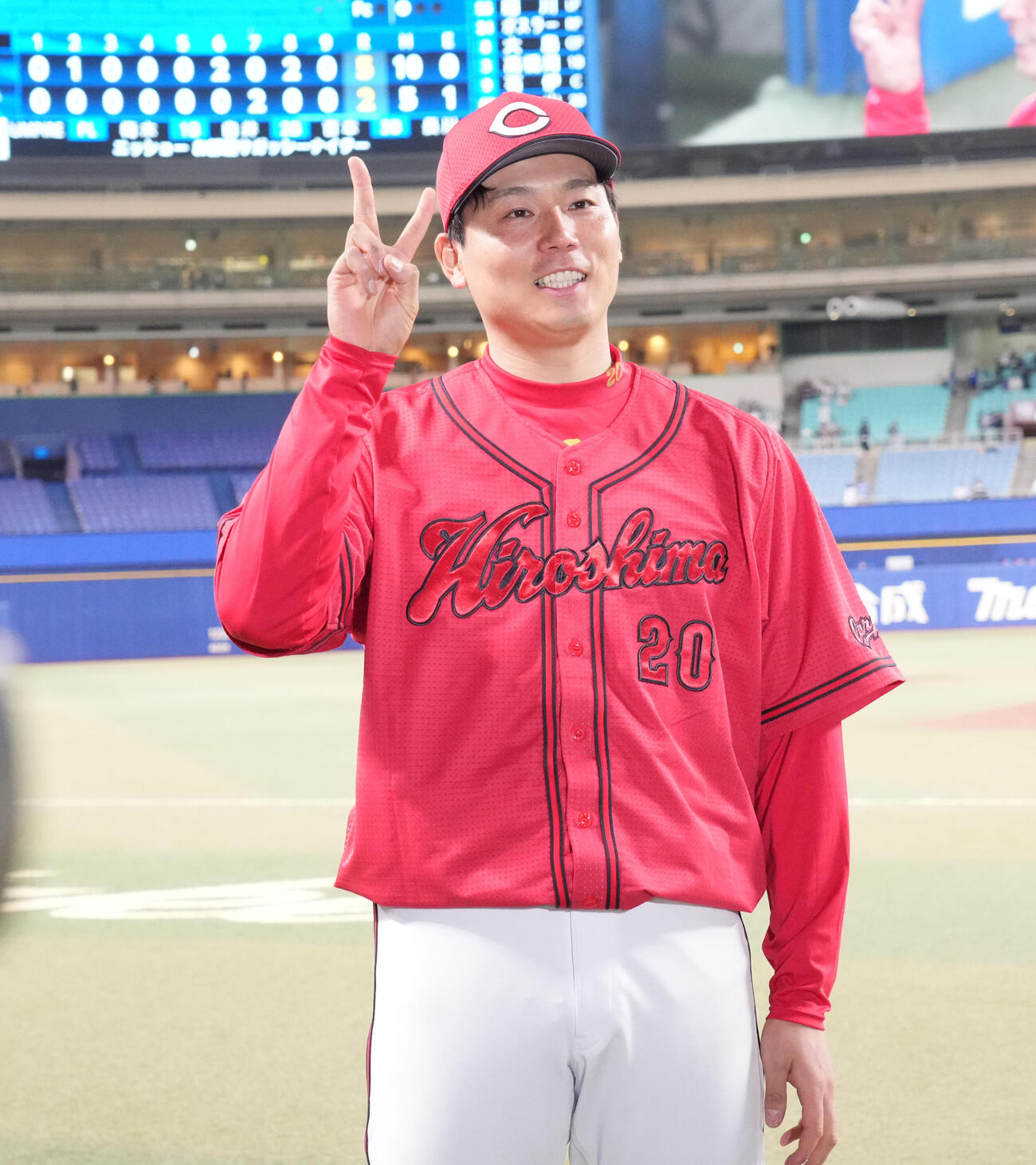 中日対広島　ヒーローインタビューを終えポーズを決める広島栗林（撮影・森本幸一）