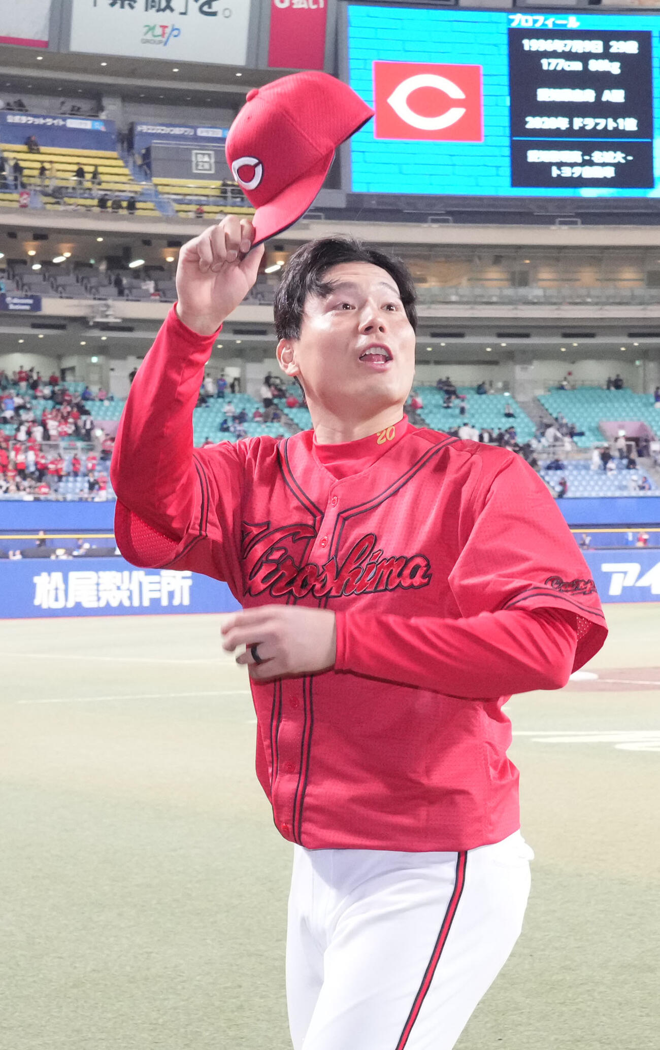 中日対広島　ヒーローインタビューを終え観客の声援に応える広島栗林（撮影・森本幸一）