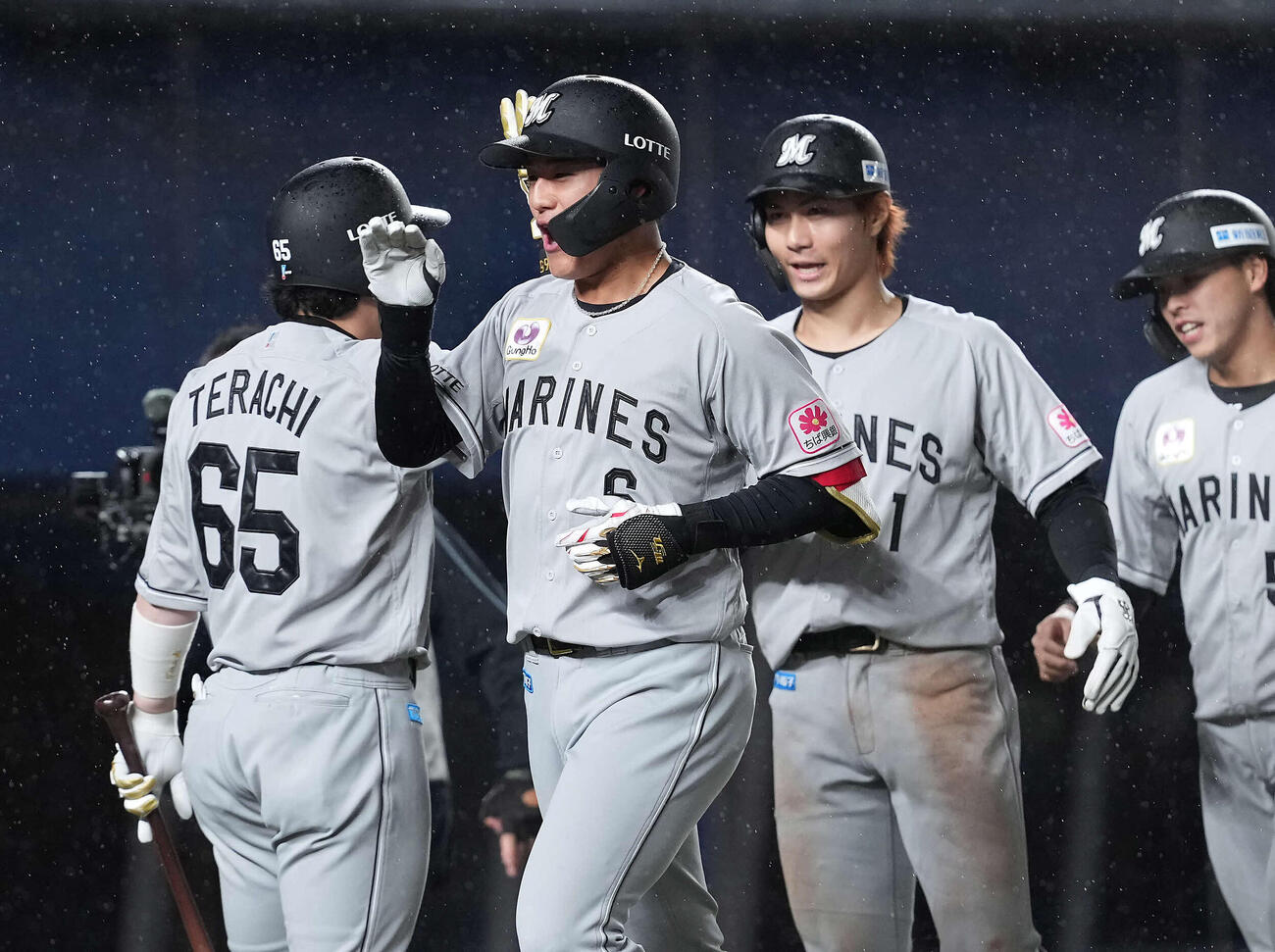 ロッテ対日本ハム　3回裏ロッテ無死一、二塁、同点の3点本塁打を放った西川（撮影・たえ見朱実）