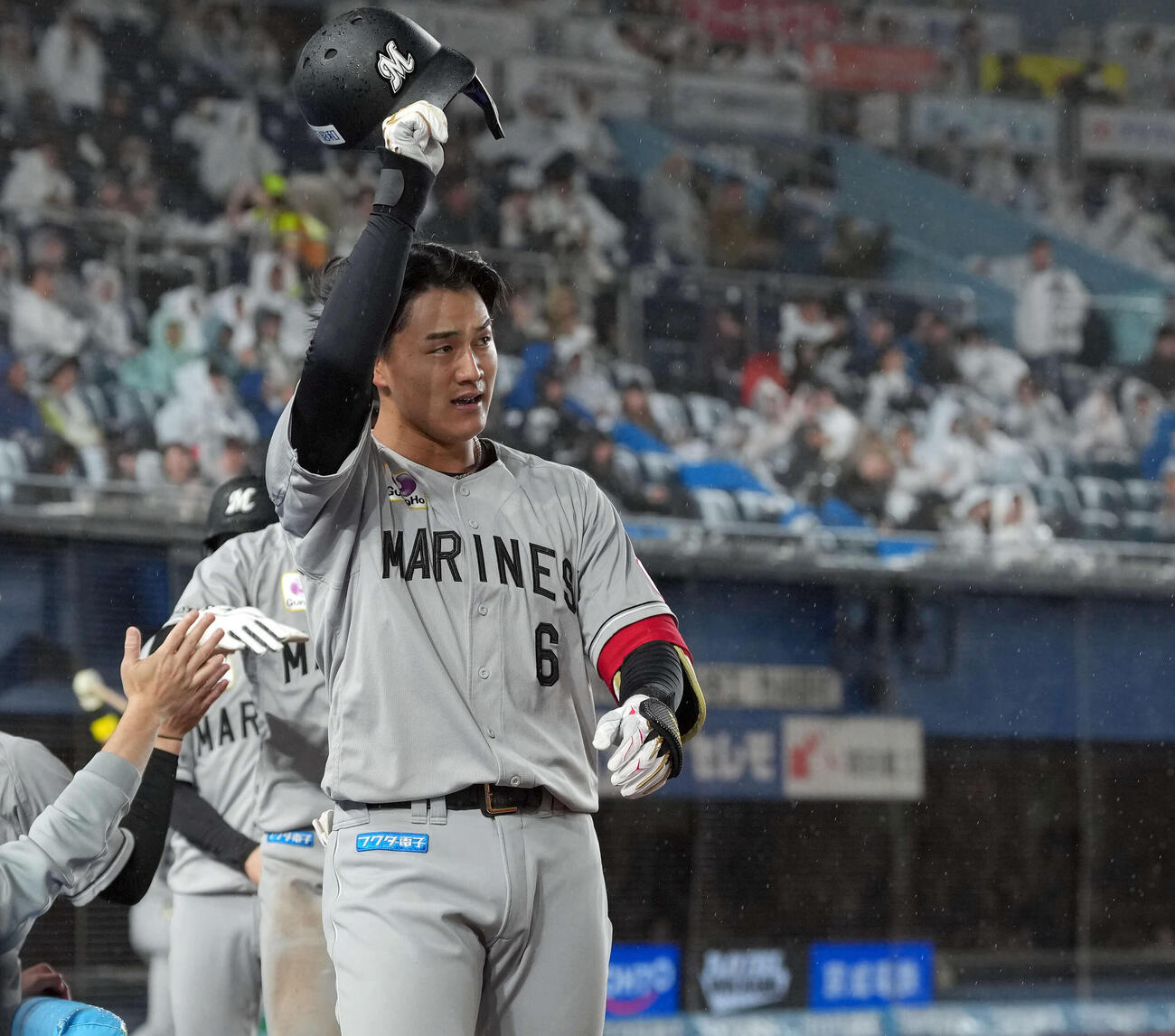 ロッテ対日本ハム　3回裏ロッテ無死一、二塁、3点本塁打を放ちファンの声援に応える西川（撮影・たえ見朱実）