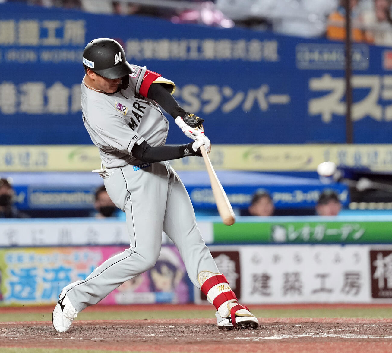 ロッテ対日本ハム　4回裏ロッテ2死一塁、適時二塁打を放つ西川（撮影・たえ見朱実）