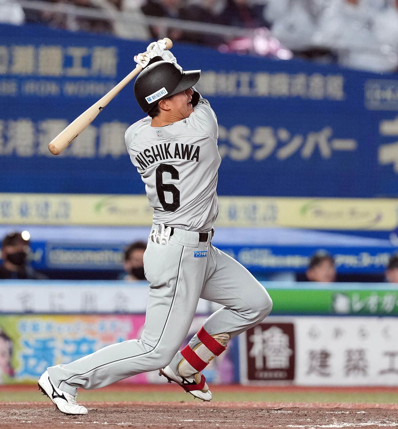 ロッテ対日本ハム　4回裏ロッテ2死一塁、適時二塁打を放つ西川（撮影・たえ見朱実）