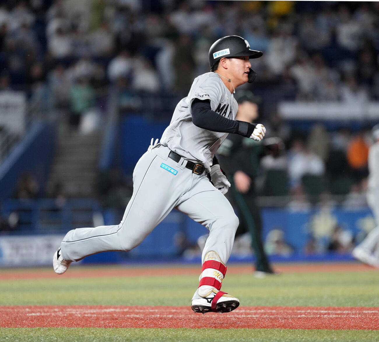 ロッテ対日本ハム　4回裏ロッテ2死一塁、適時二塁打を放った西川（撮影・たえ見朱実）